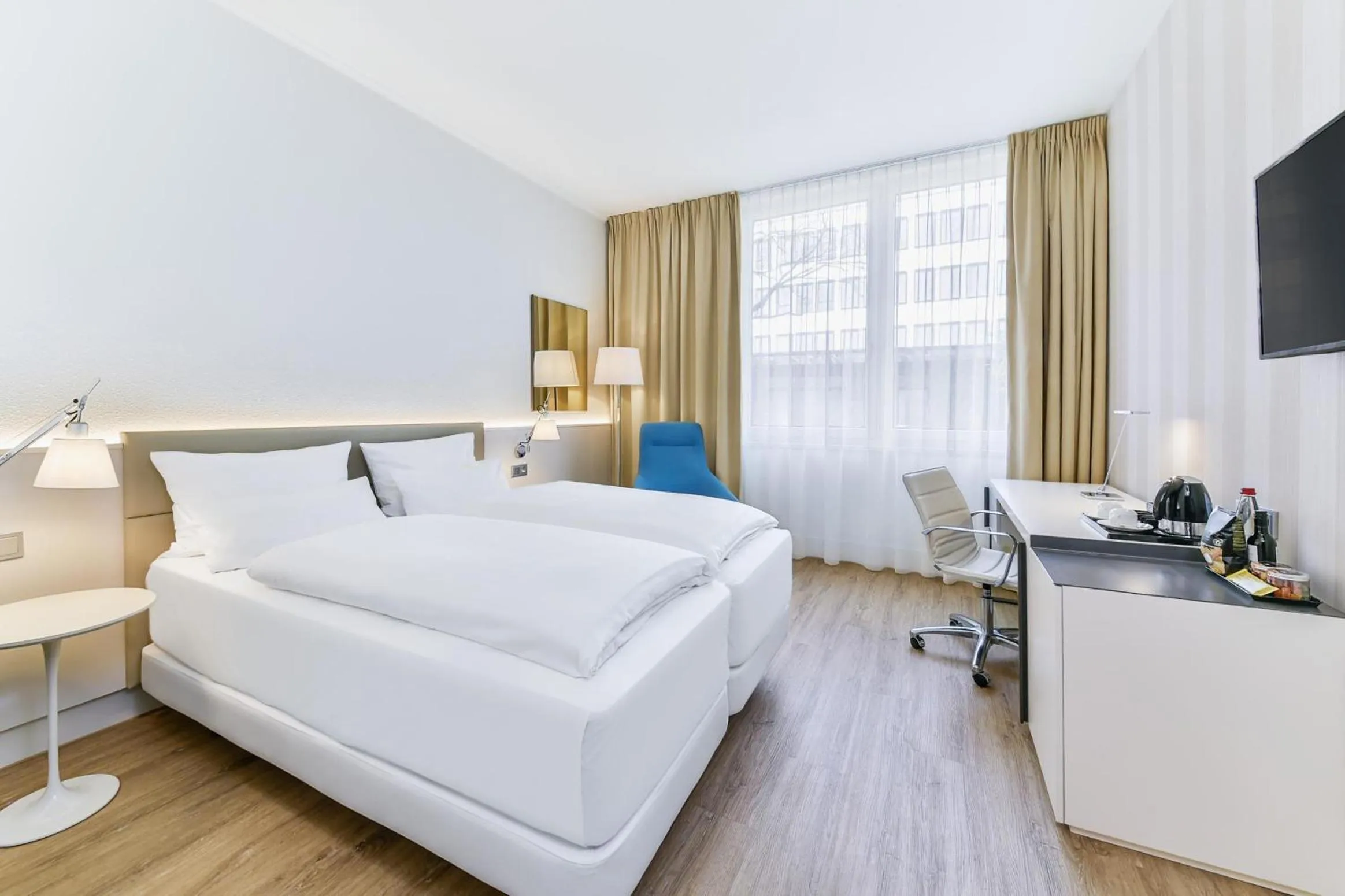 Bedroom, Bed in NH Weinheim