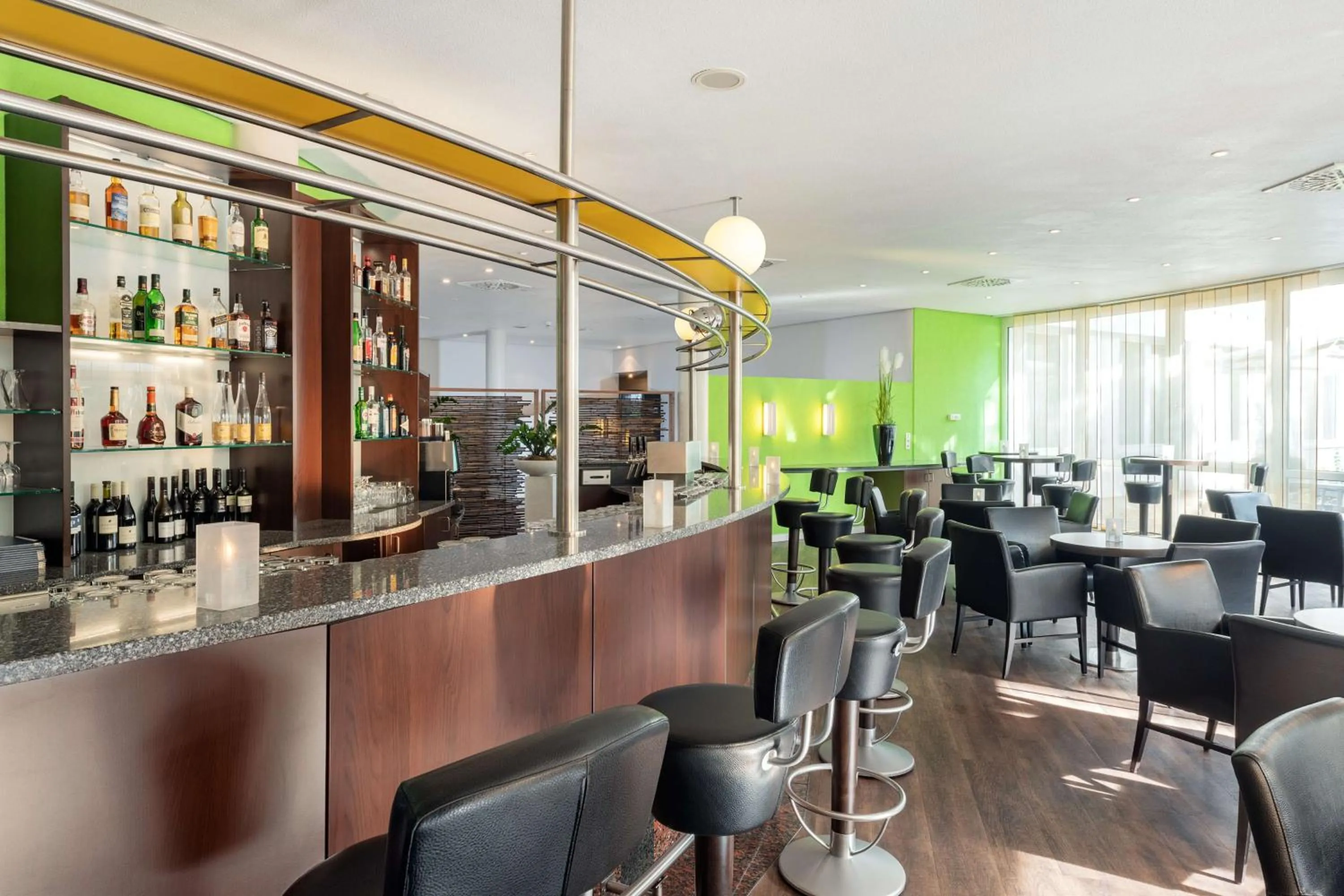 Lounge or bar in NH Weinheim