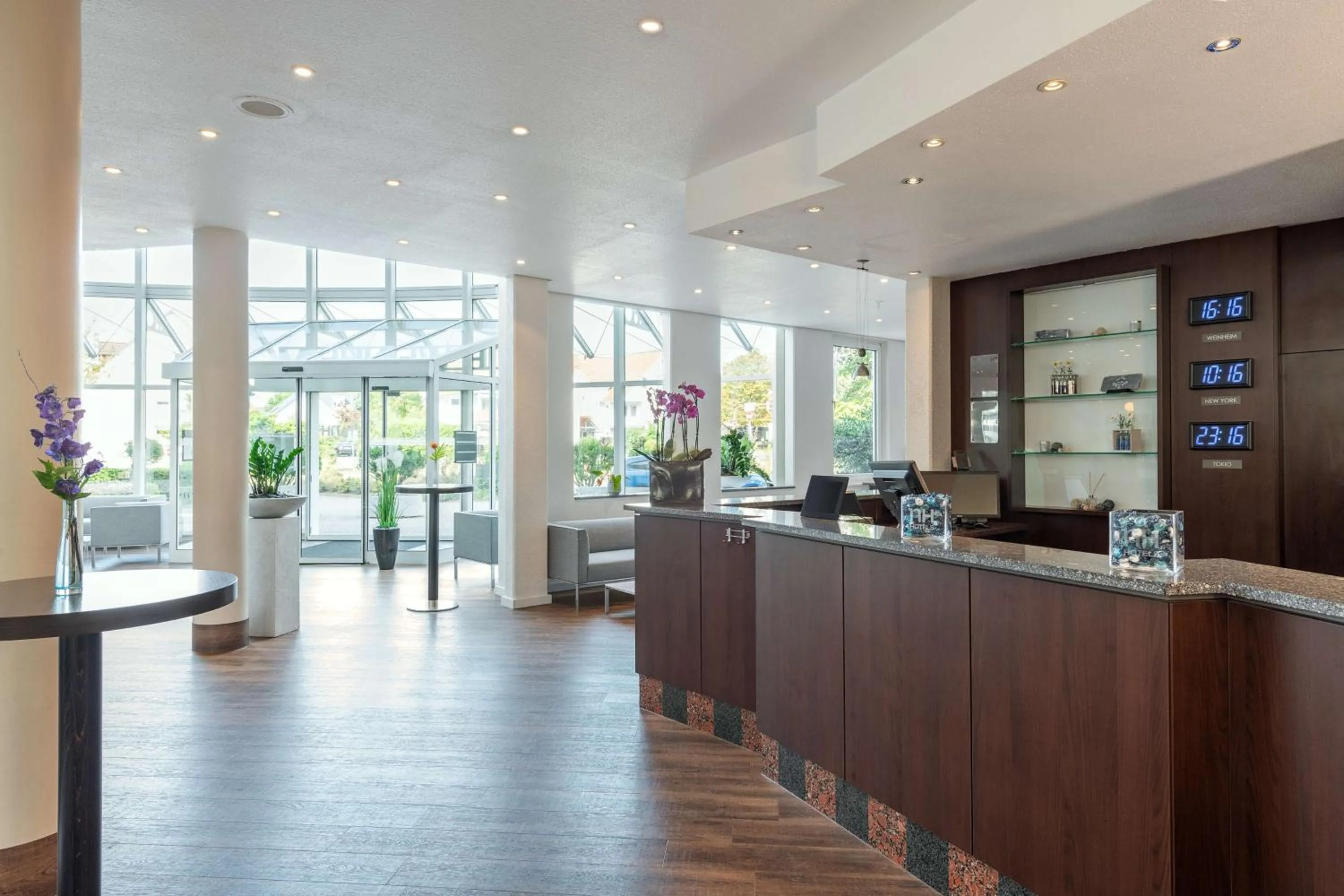 Lobby or reception in NH Weinheim