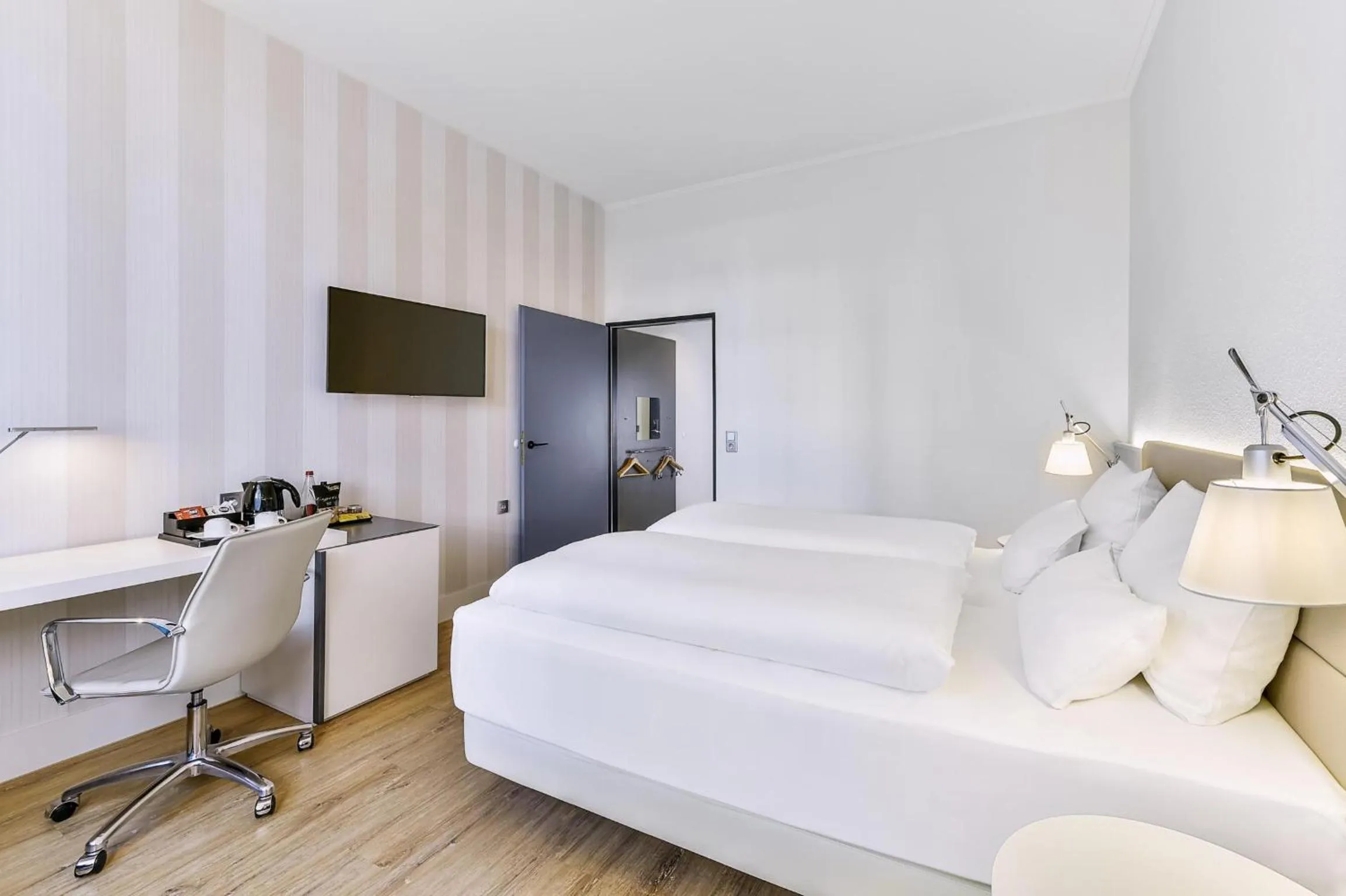 Bedroom, Bed in NH Weinheim