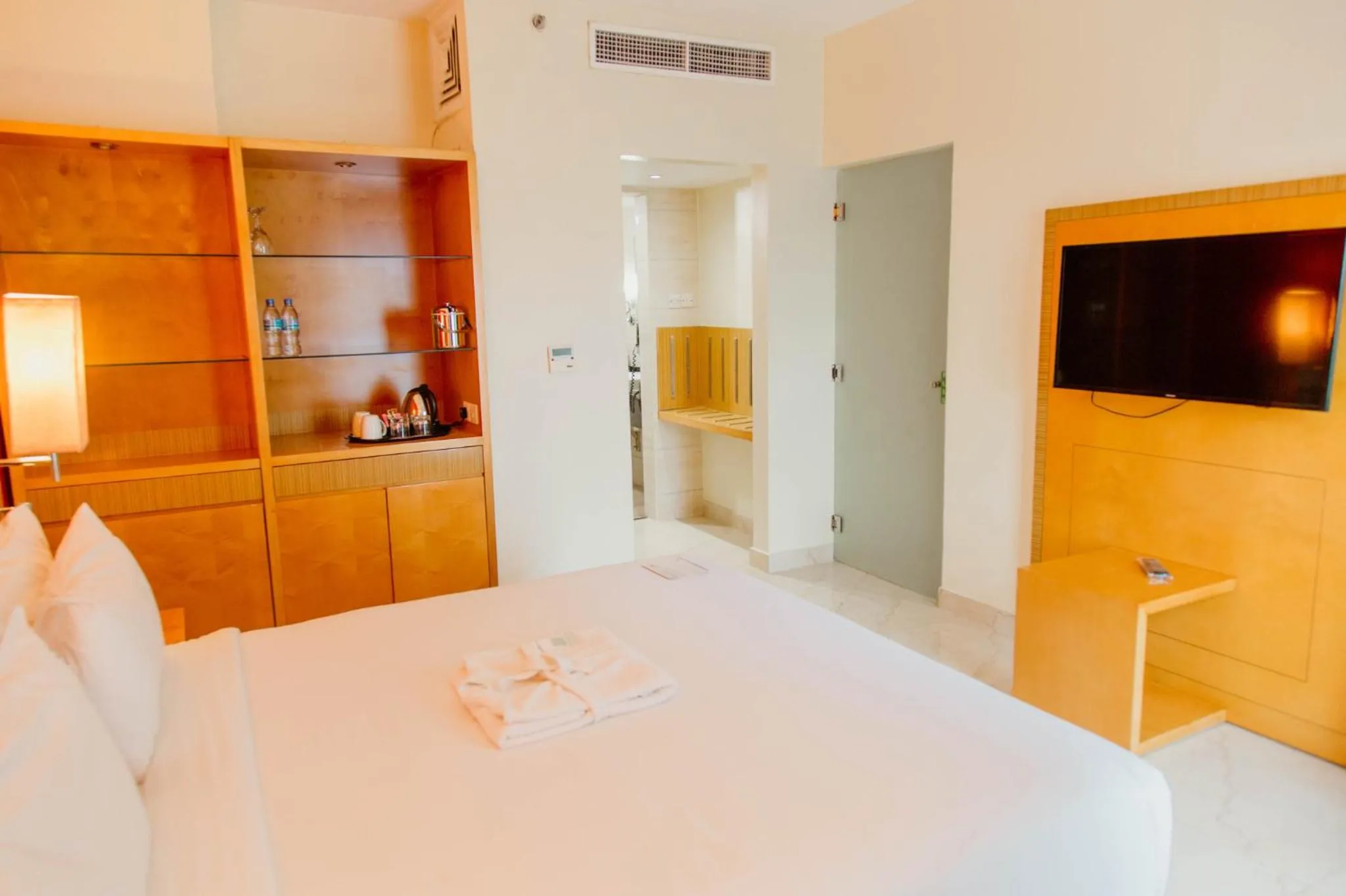 Photo of the whole room, Bed in Holiday Inn Dar Es Salaam by IHG