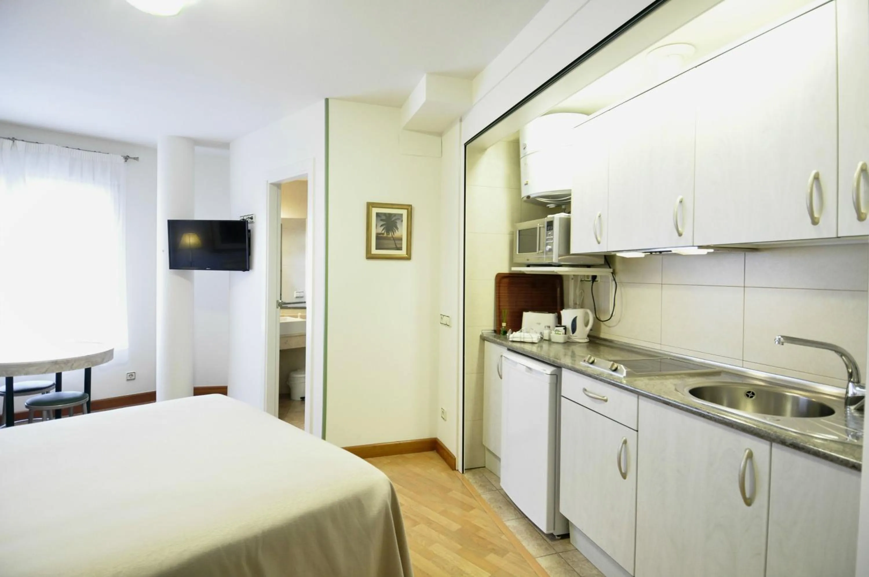 Kitchen or kitchenette, Bed in Hotel Apartamentos Aralso