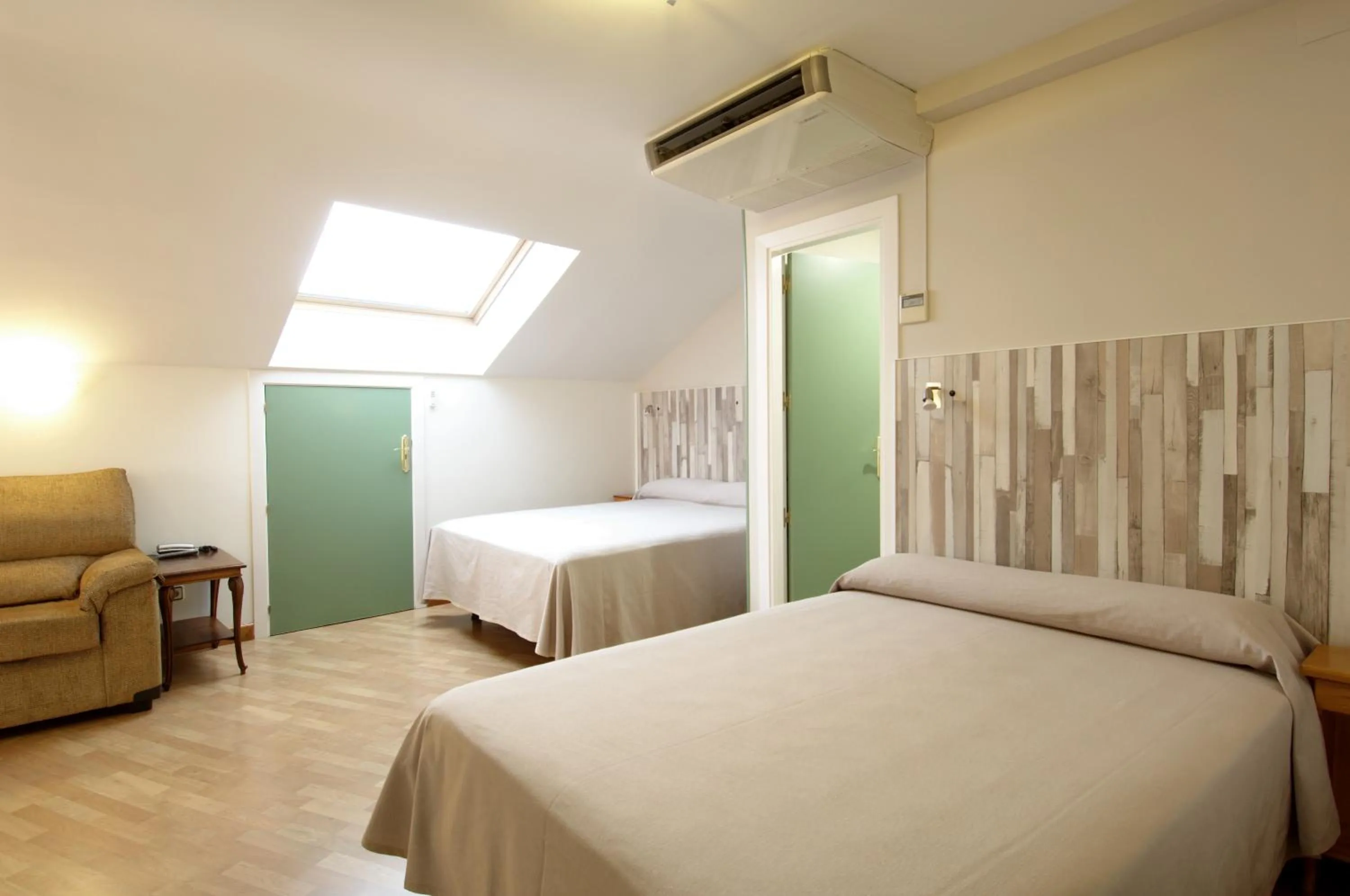 Photo of the whole room, Bed in Hotel Apartamentos Aralso