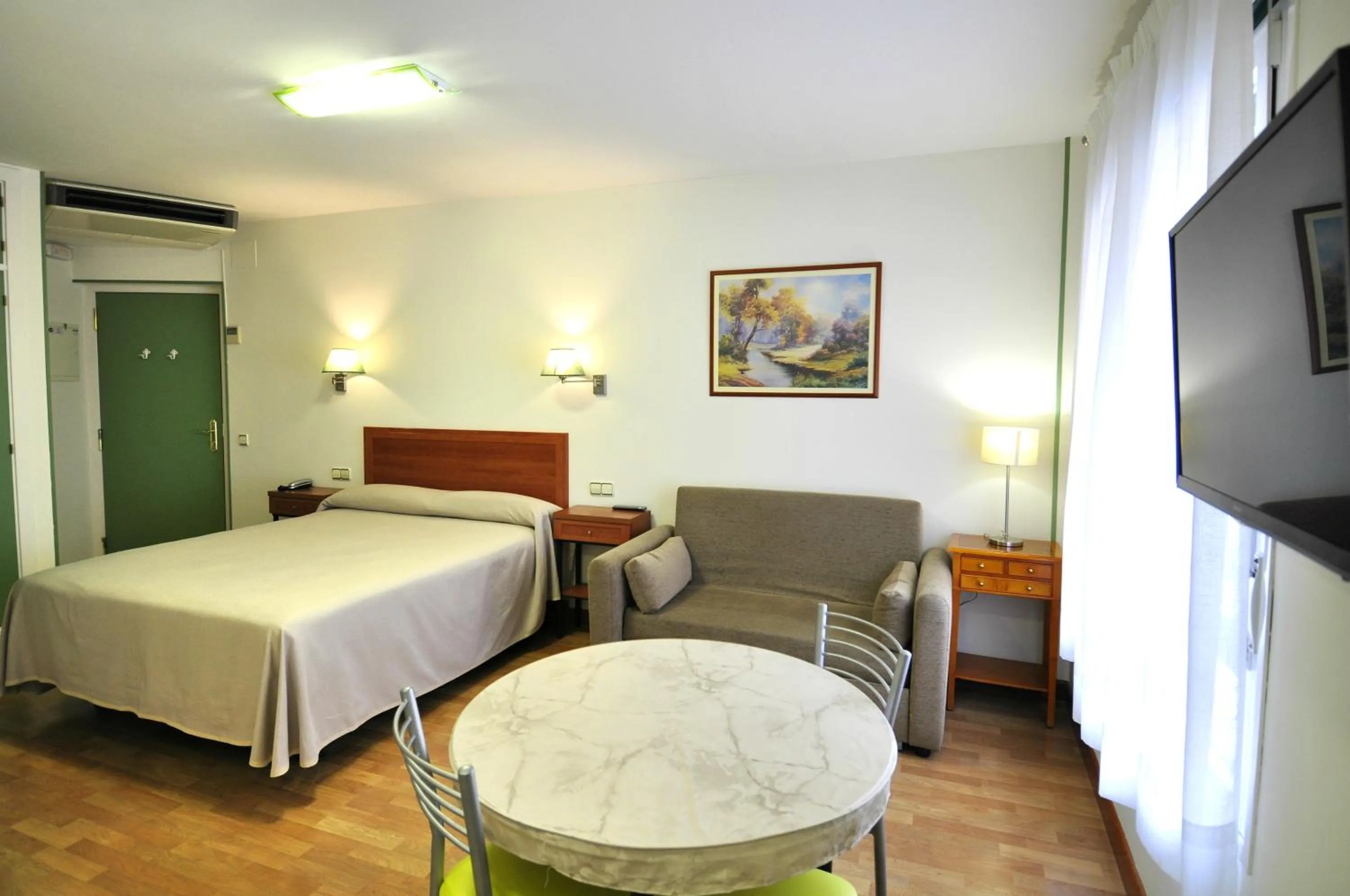 Photo of the whole room, Bed in Hotel Apartamentos Aralso