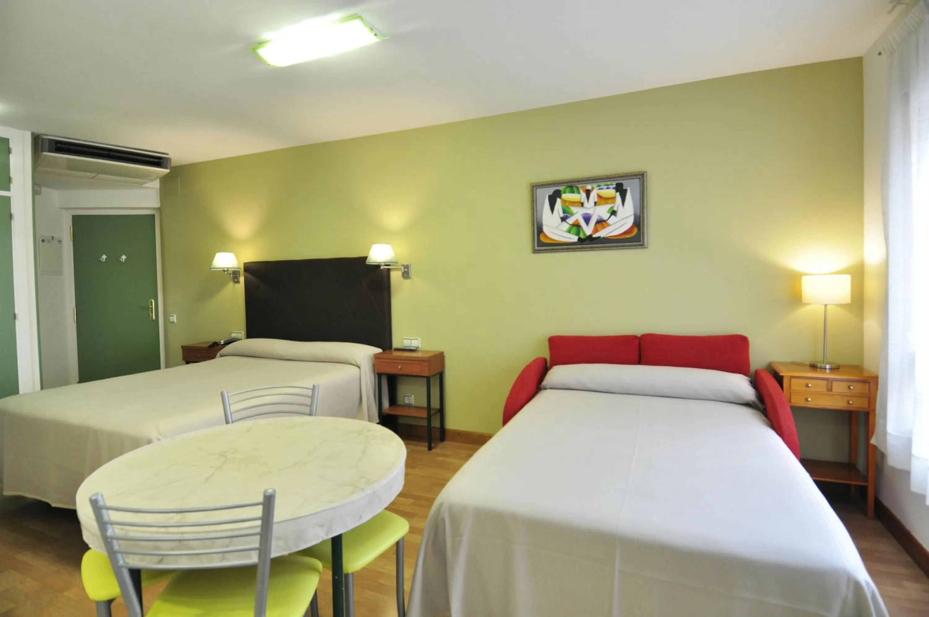 Photo of the whole room, Bed in Hotel Apartamentos Aralso