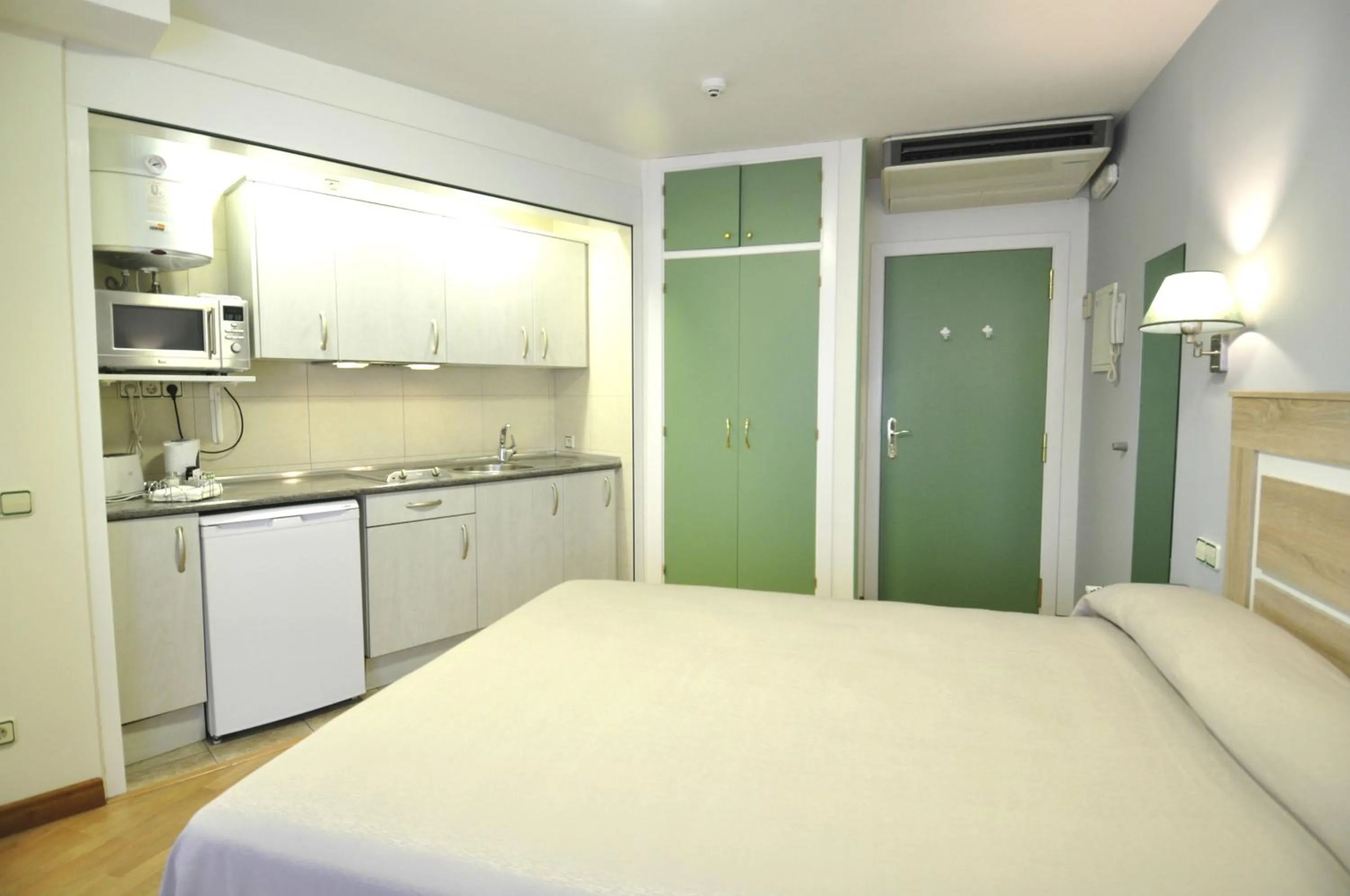 Photo of the whole room, Bed in Hotel Apartamentos Aralso