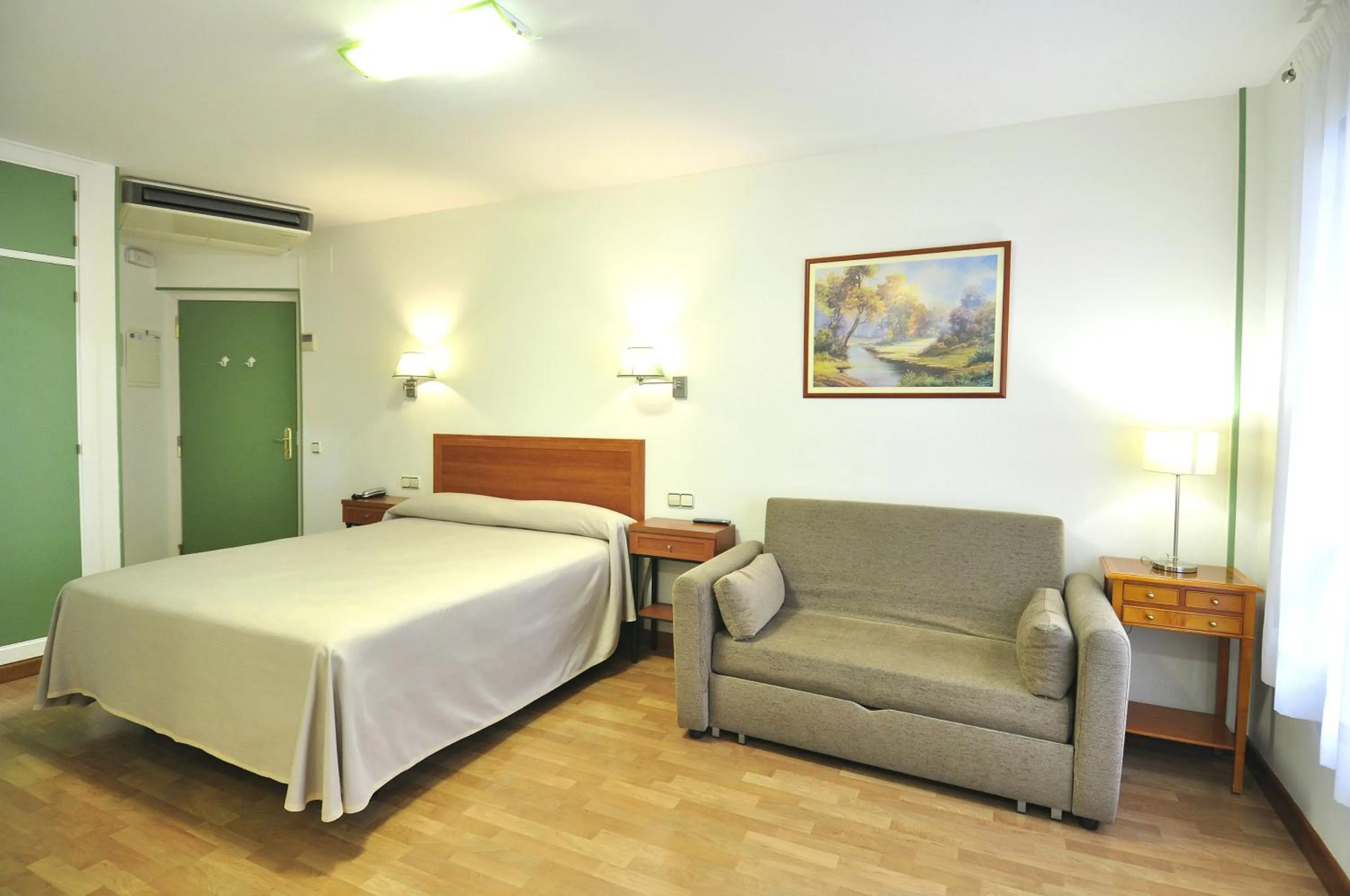 Photo of the whole room, Bed in Hotel Apartamentos Aralso