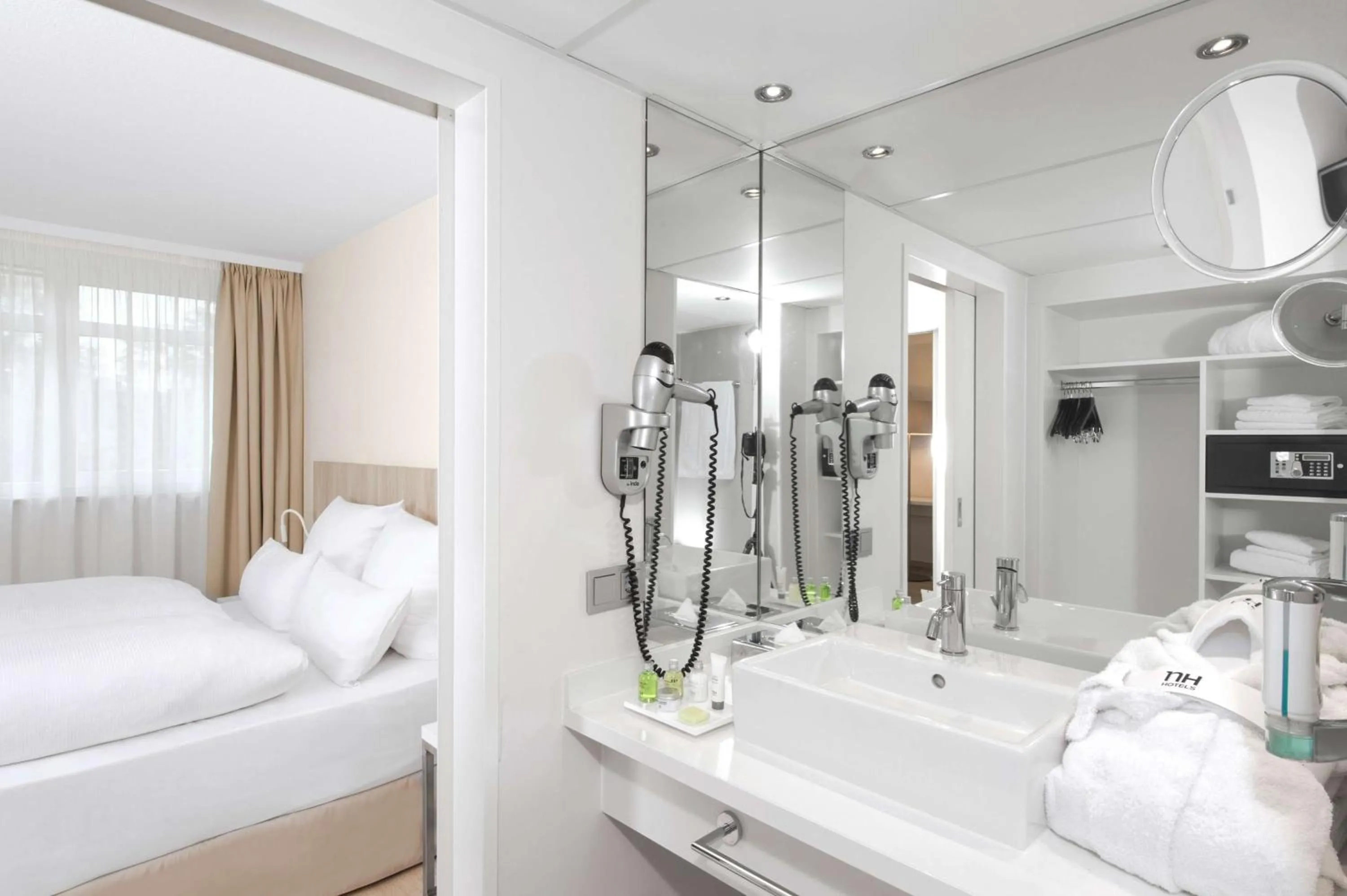 Bathroom, Bed in NH Fürth Nürnberg