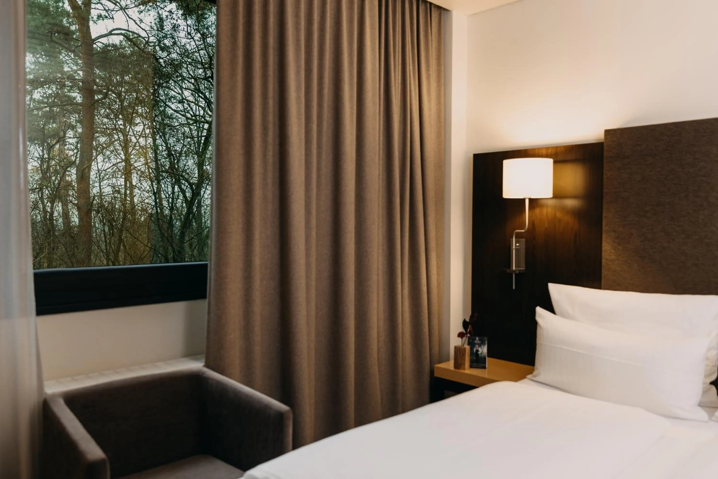 View (from property/room), Bed in Hotel Forsthaus Nürnberg Fürth