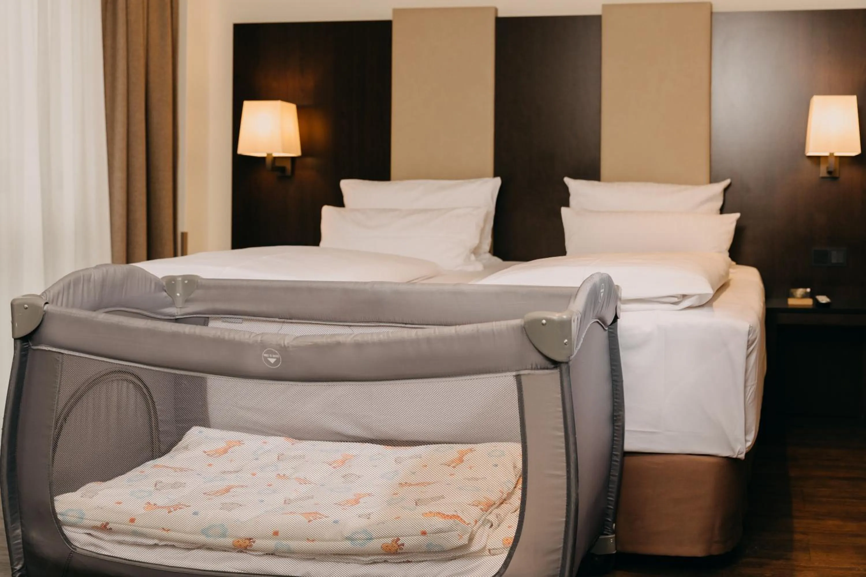 cot, Bed in Hotel Forsthaus Nürnberg Fürth