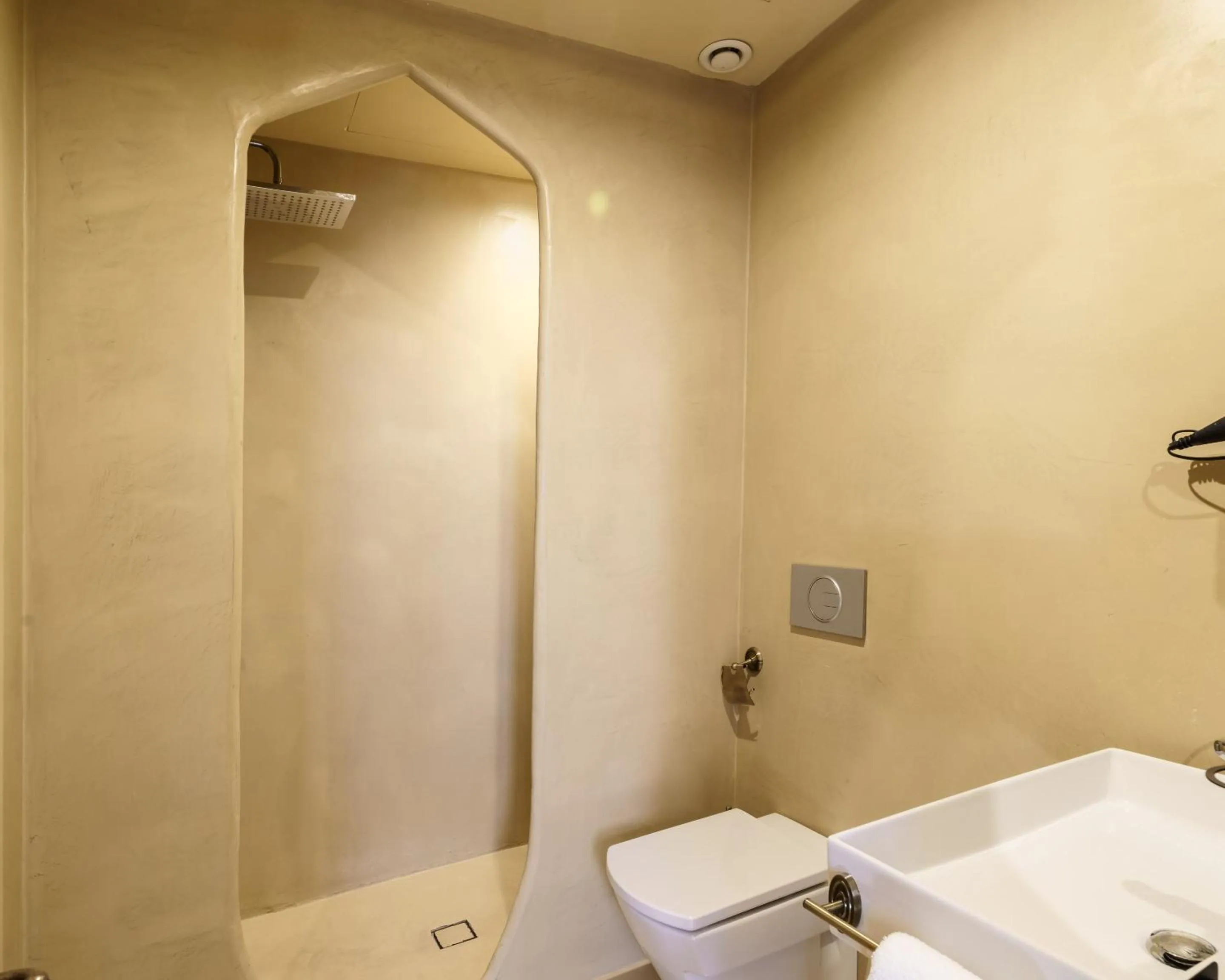 Bathroom in Limehome Cordoba Calle Pozanco - City Center