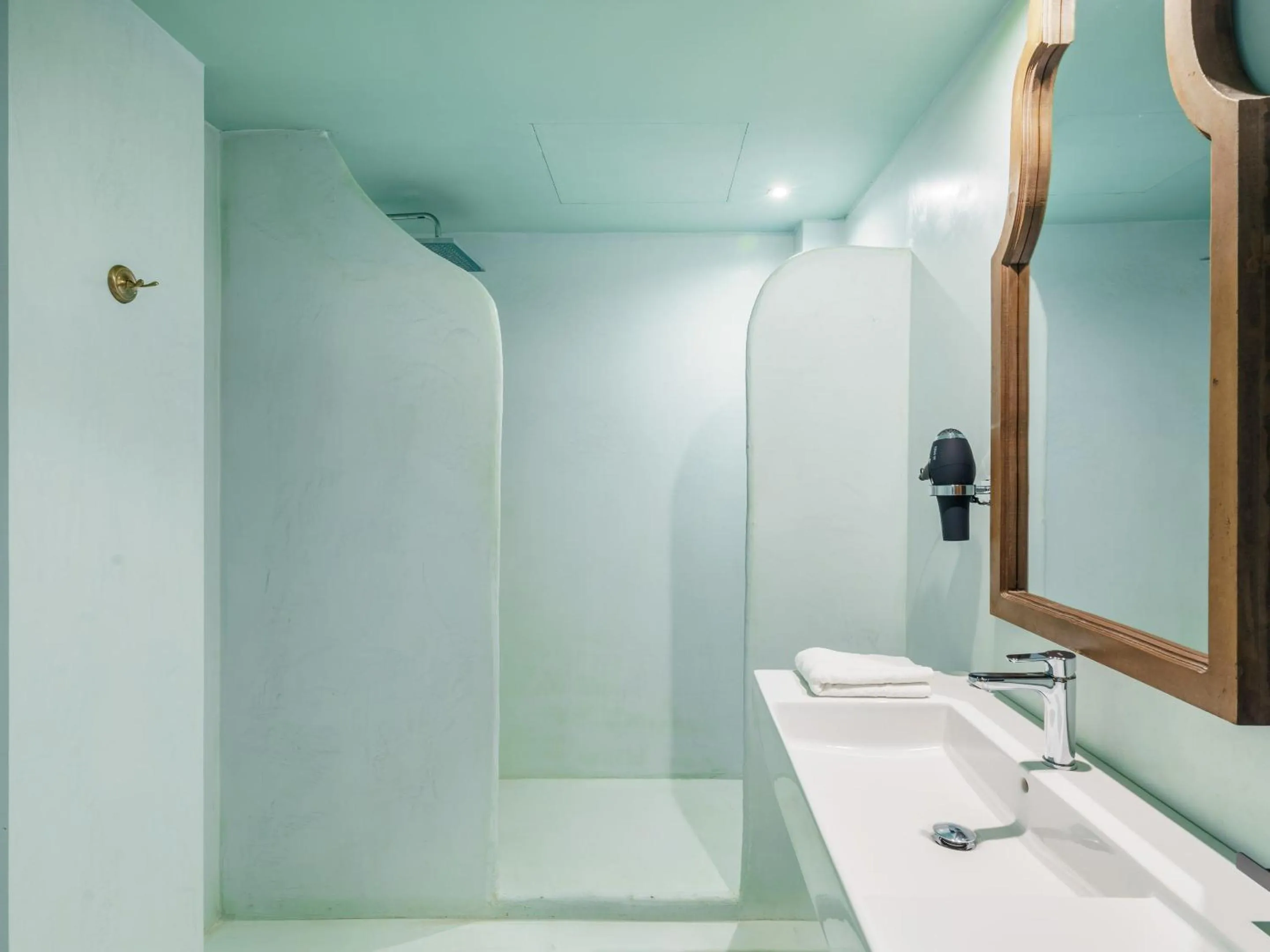 Shower in Limehome Cordoba Calle Pozanco - City Center