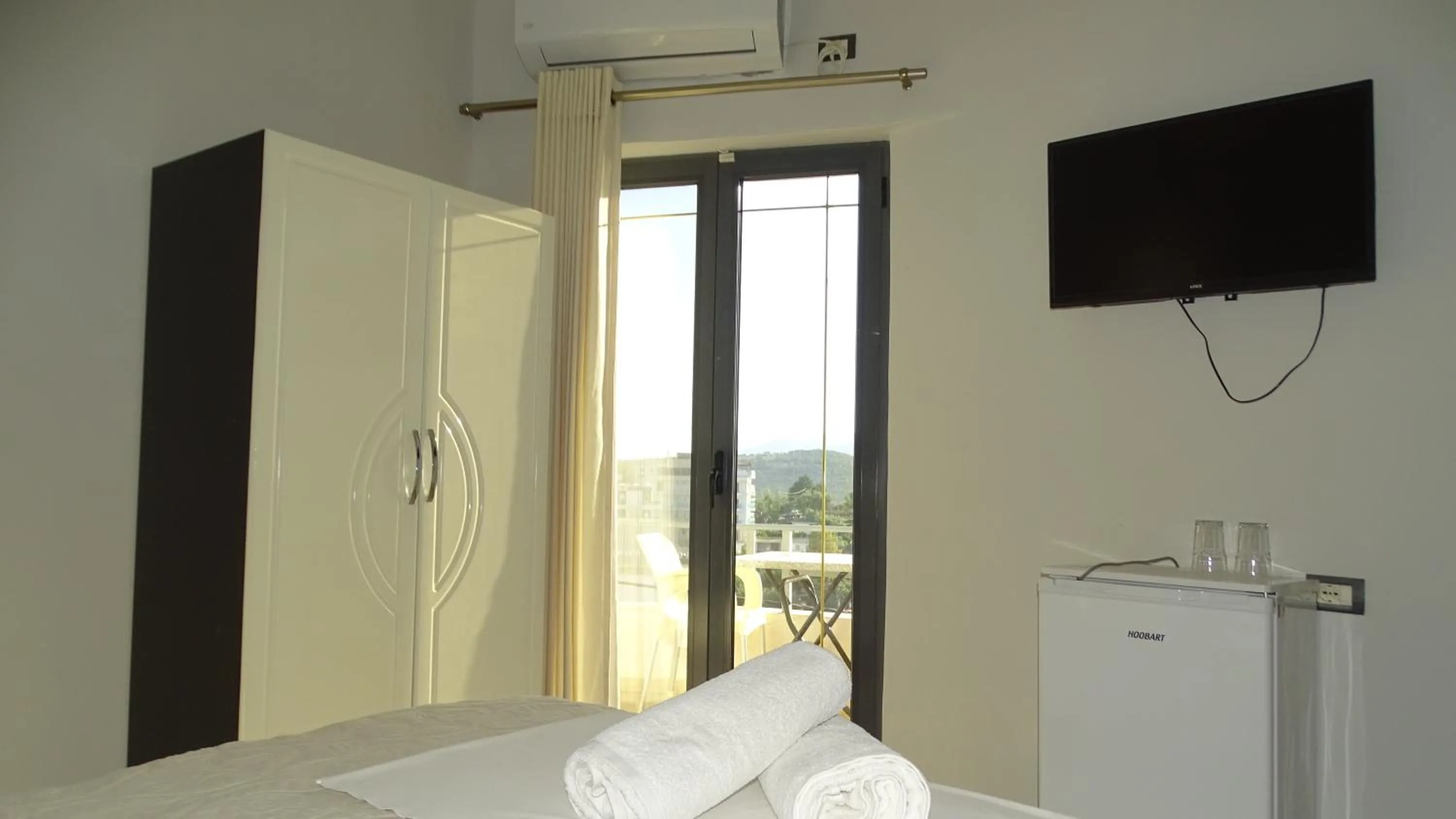 TV and multimedia, Bed in Hotel Ardiani