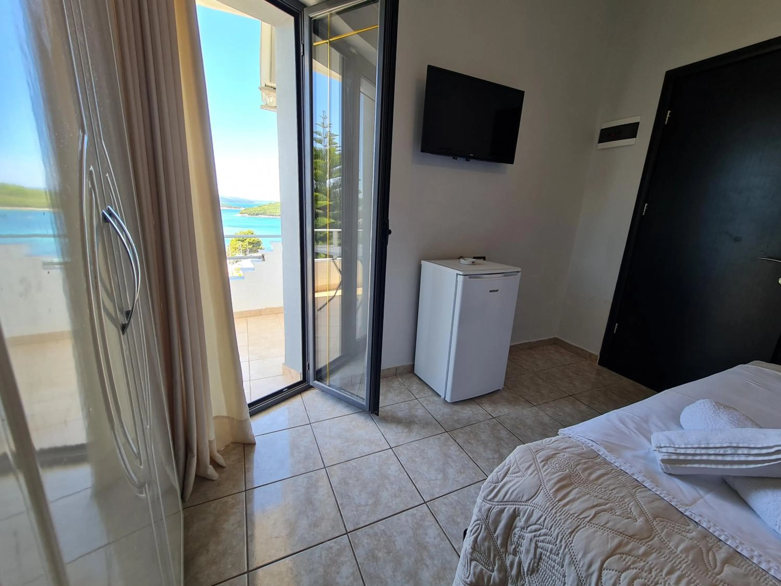 View (from property/room), Bed in Hotel Ardiani