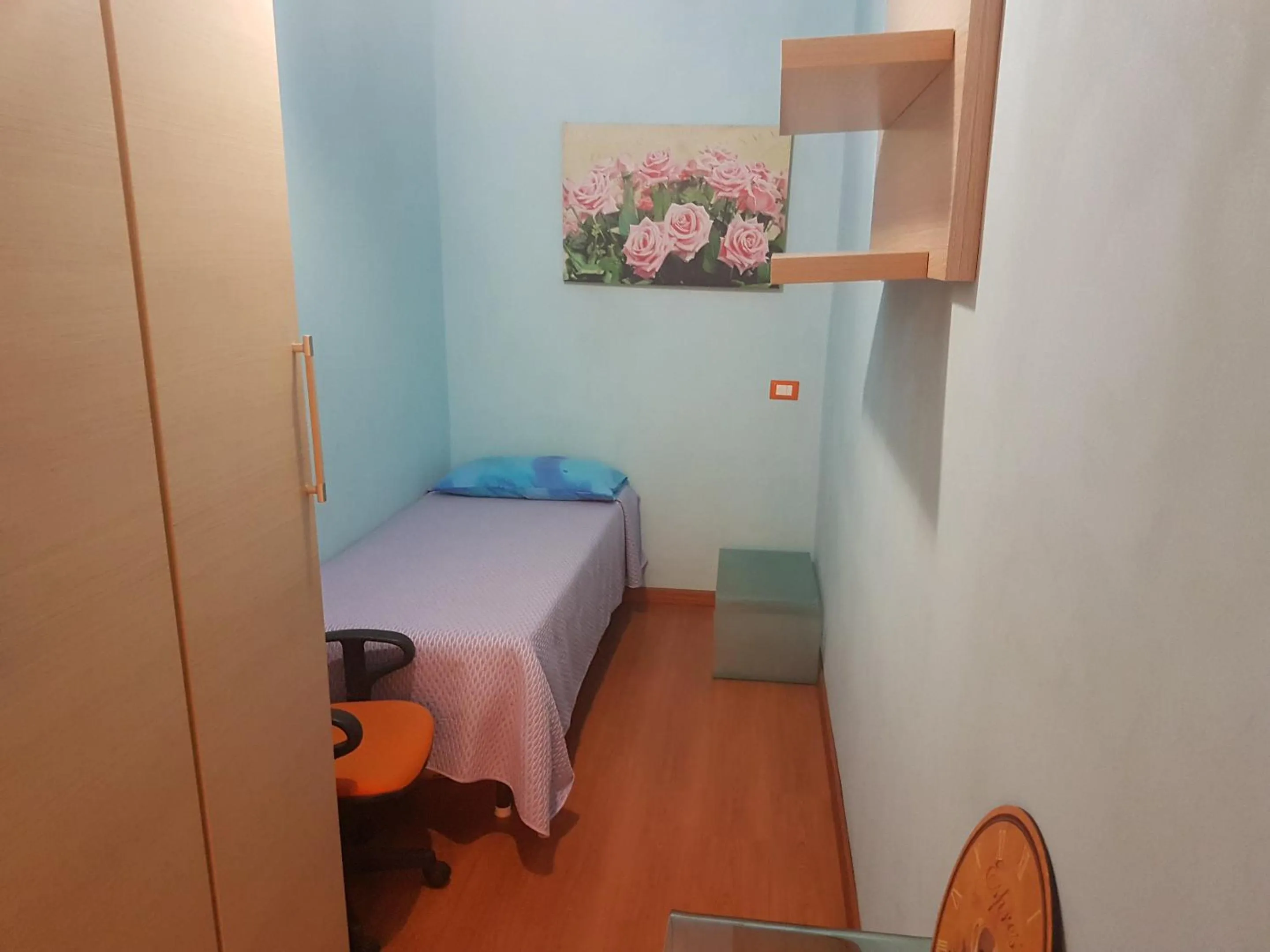 Photo of the whole room, Bed in Thousand Colors