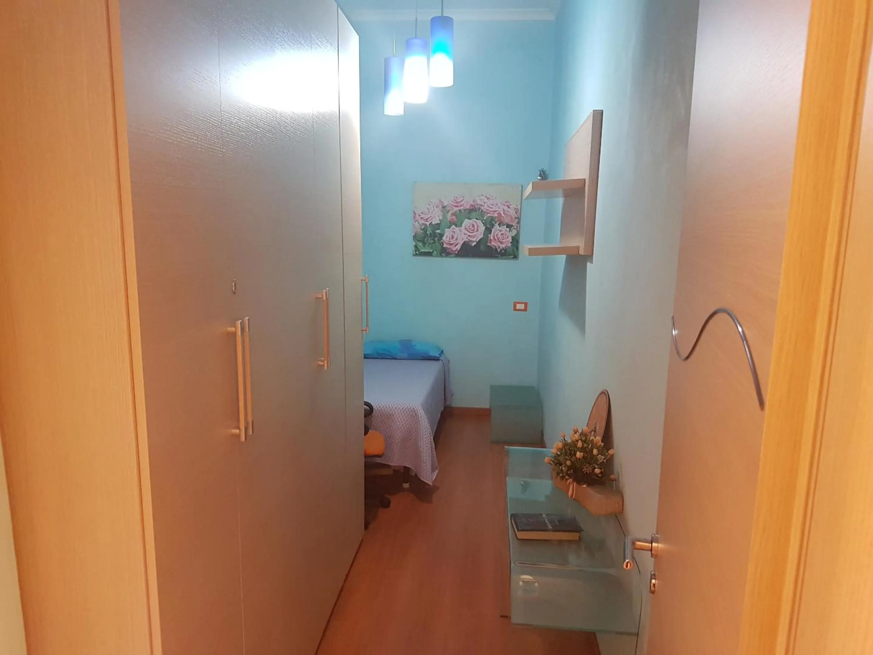 Photo of the whole room in Thousand Colors