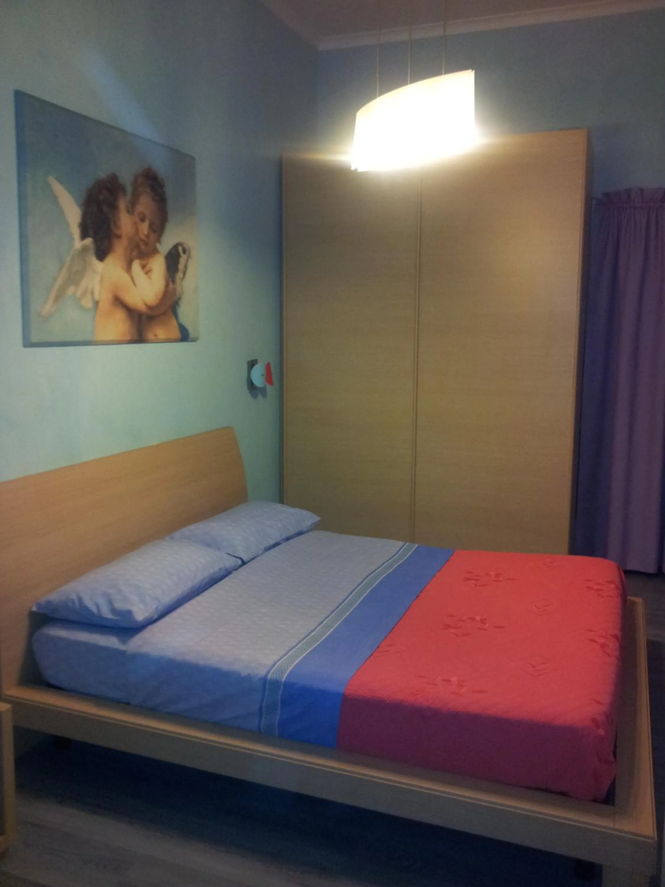 Photo of the whole room, Bed in Thousand Colors