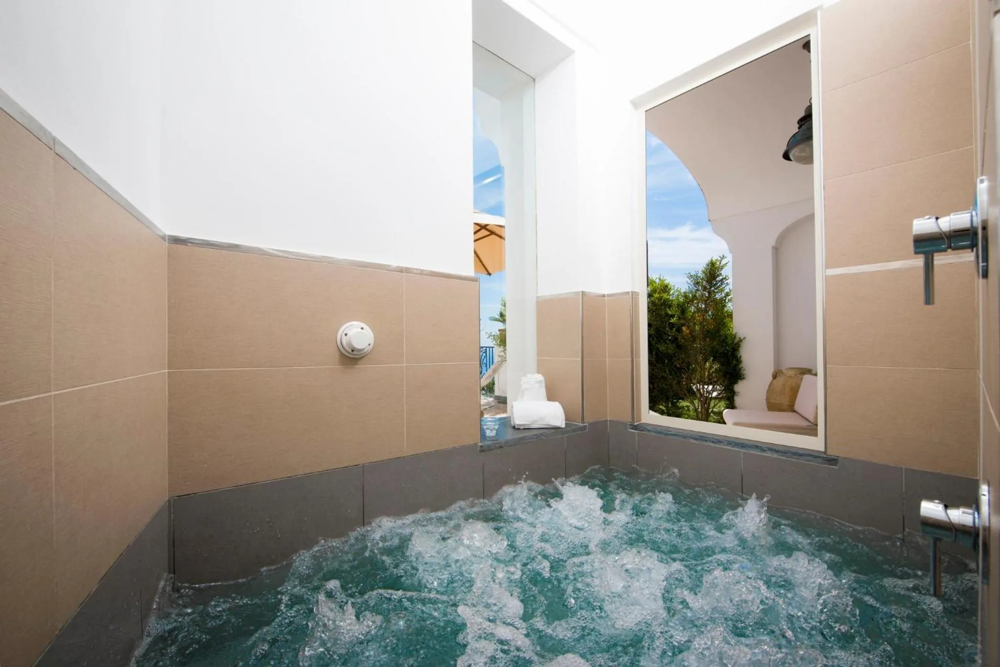 Hot Tub in Villa Gianlica