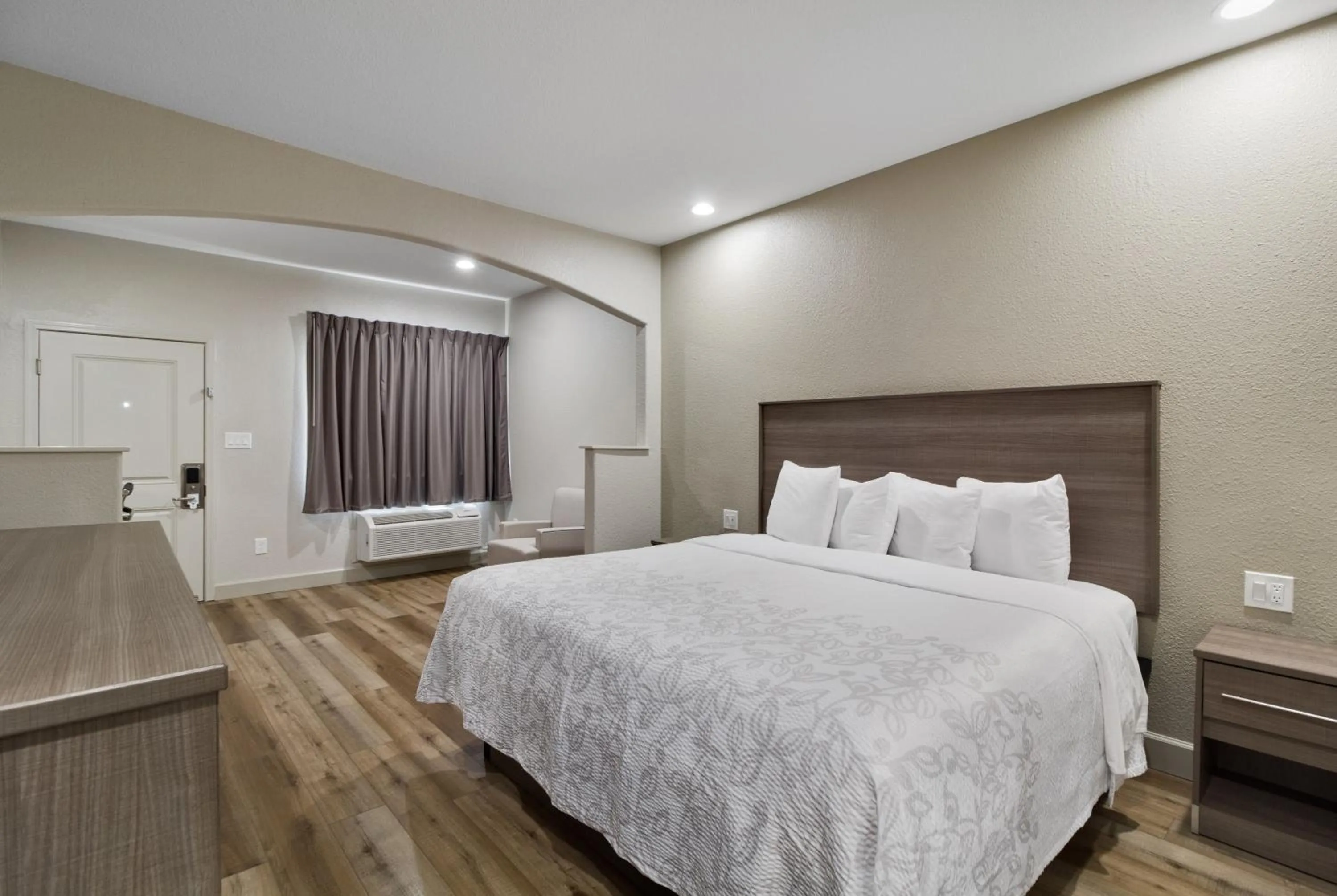 Photo of the whole room, Bed in Red Roof Inn PLUS + Galveston - Beachfront