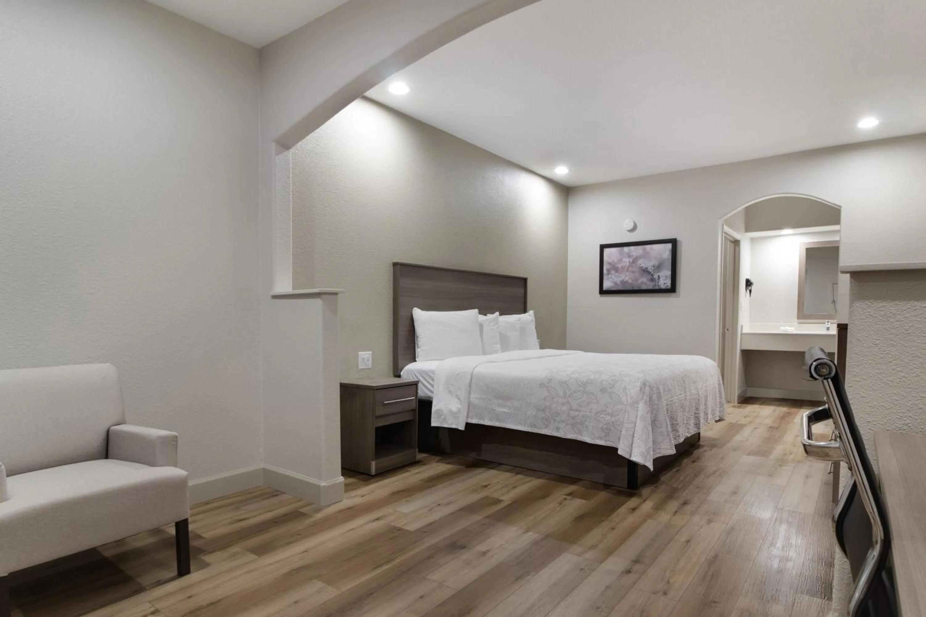 Photo of the whole room, Bed in Red Roof Inn PLUS + Galveston - Beachfront