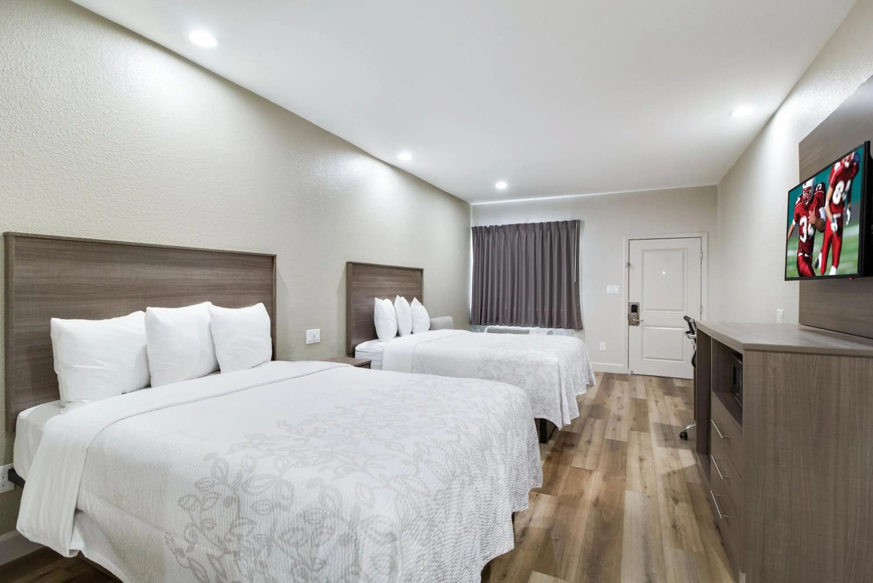 Photo of the whole room, Bed in Red Roof Inn PLUS + Galveston - Beachfront