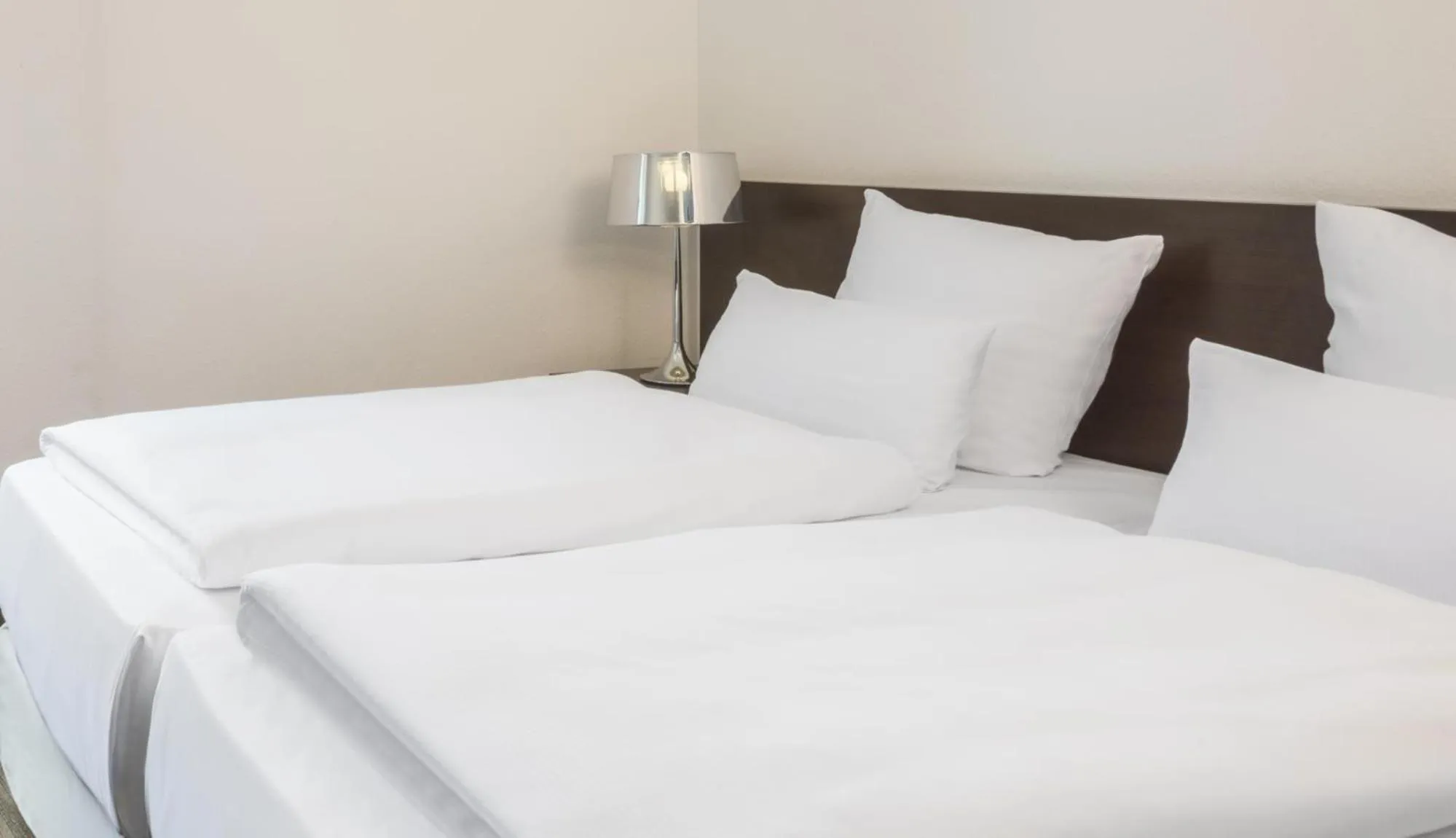 Bedroom, Bed in NH Bingen