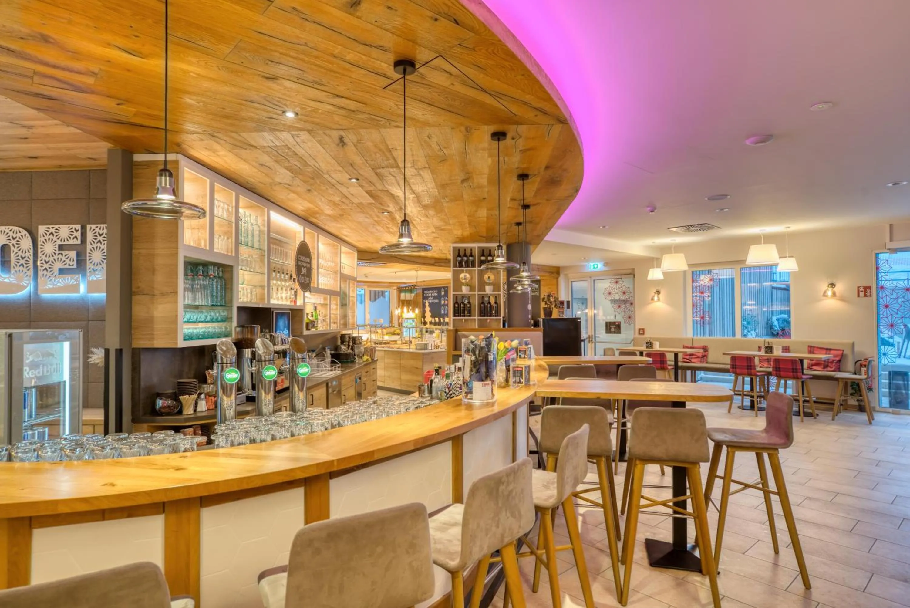 Lounge or bar in COOEE alpin Hotel Bad Kleinkirchheim