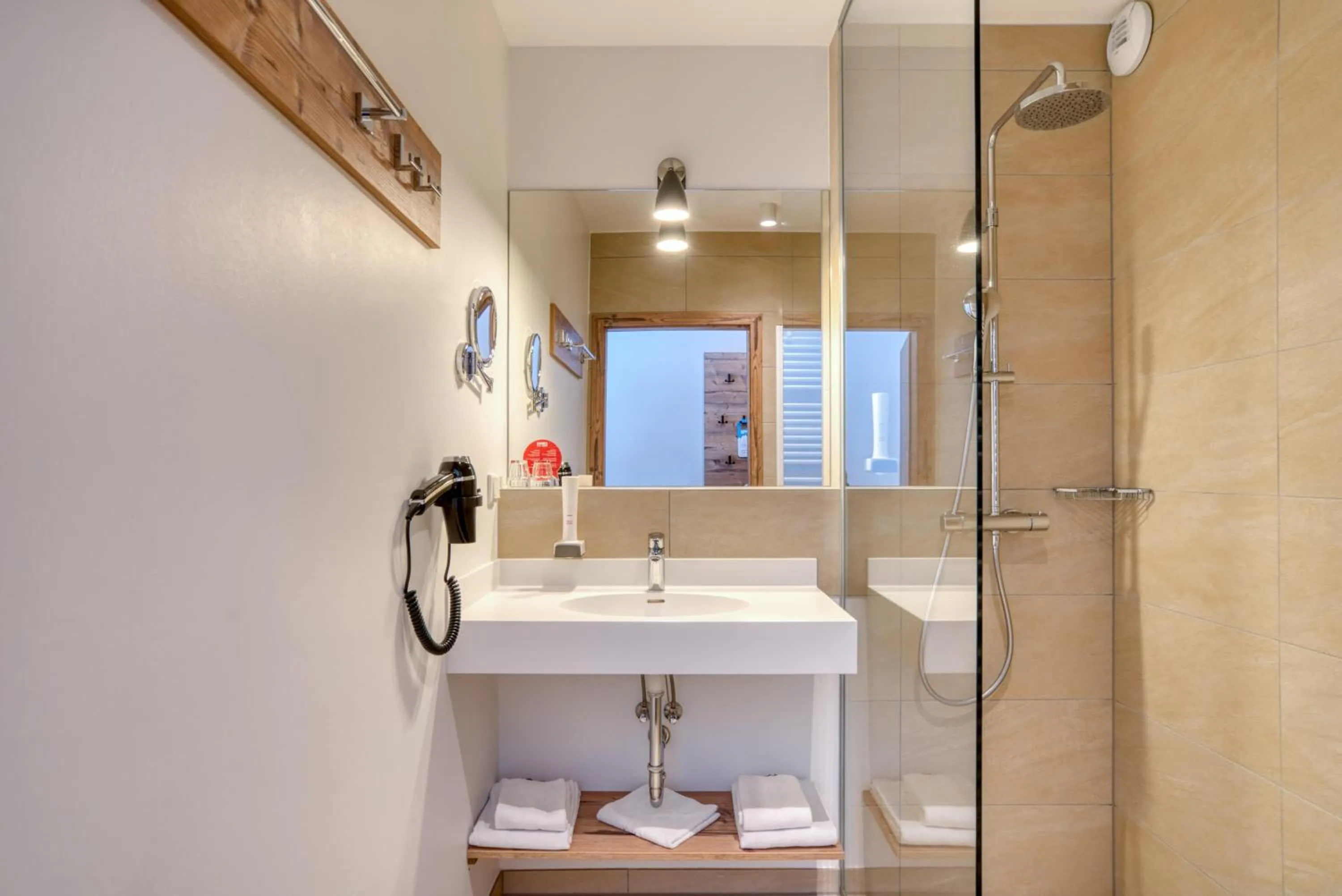 Shower in COOEE alpin Hotel Bad Kleinkirchheim