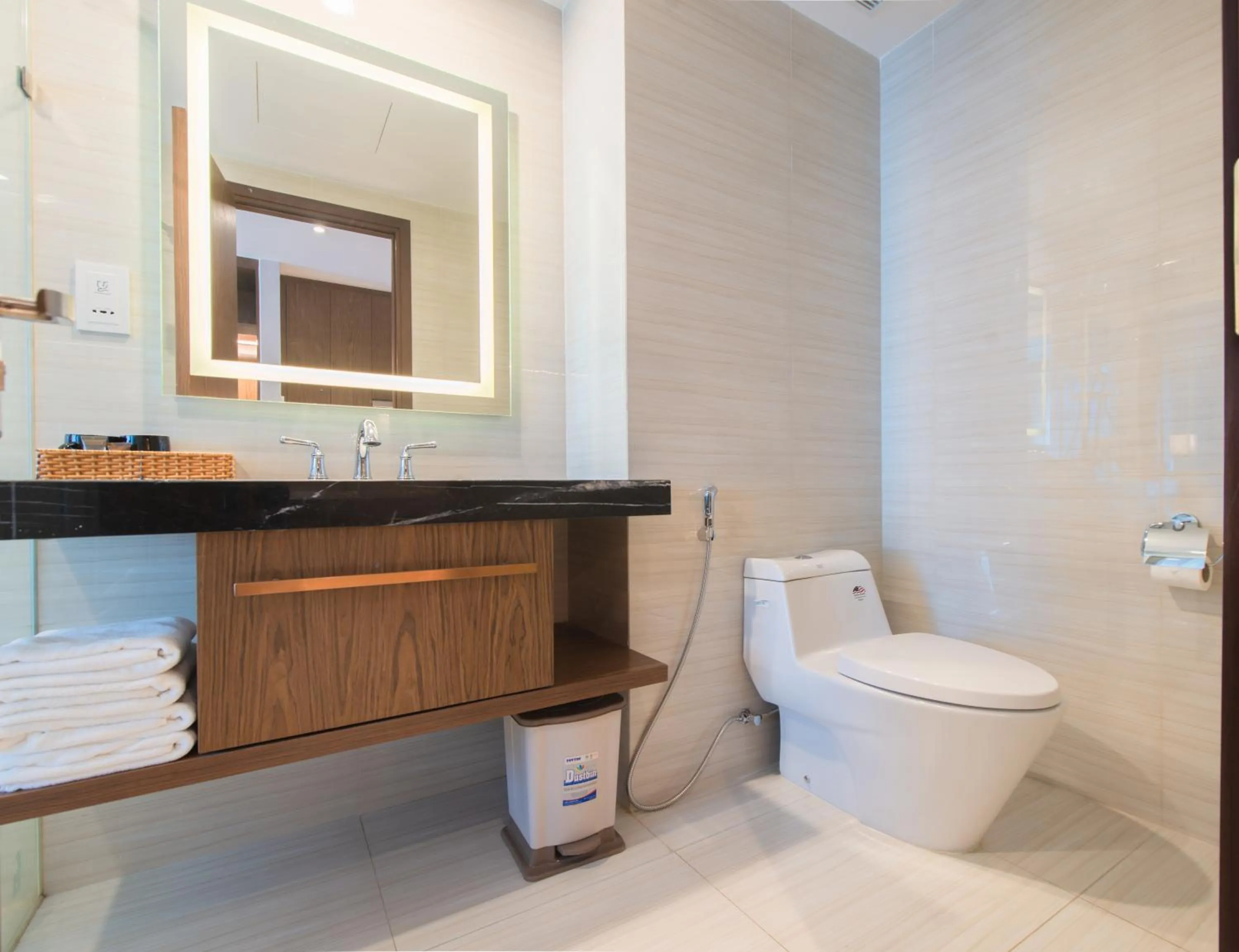 Toilet in PANORAMA Condotel by HLG