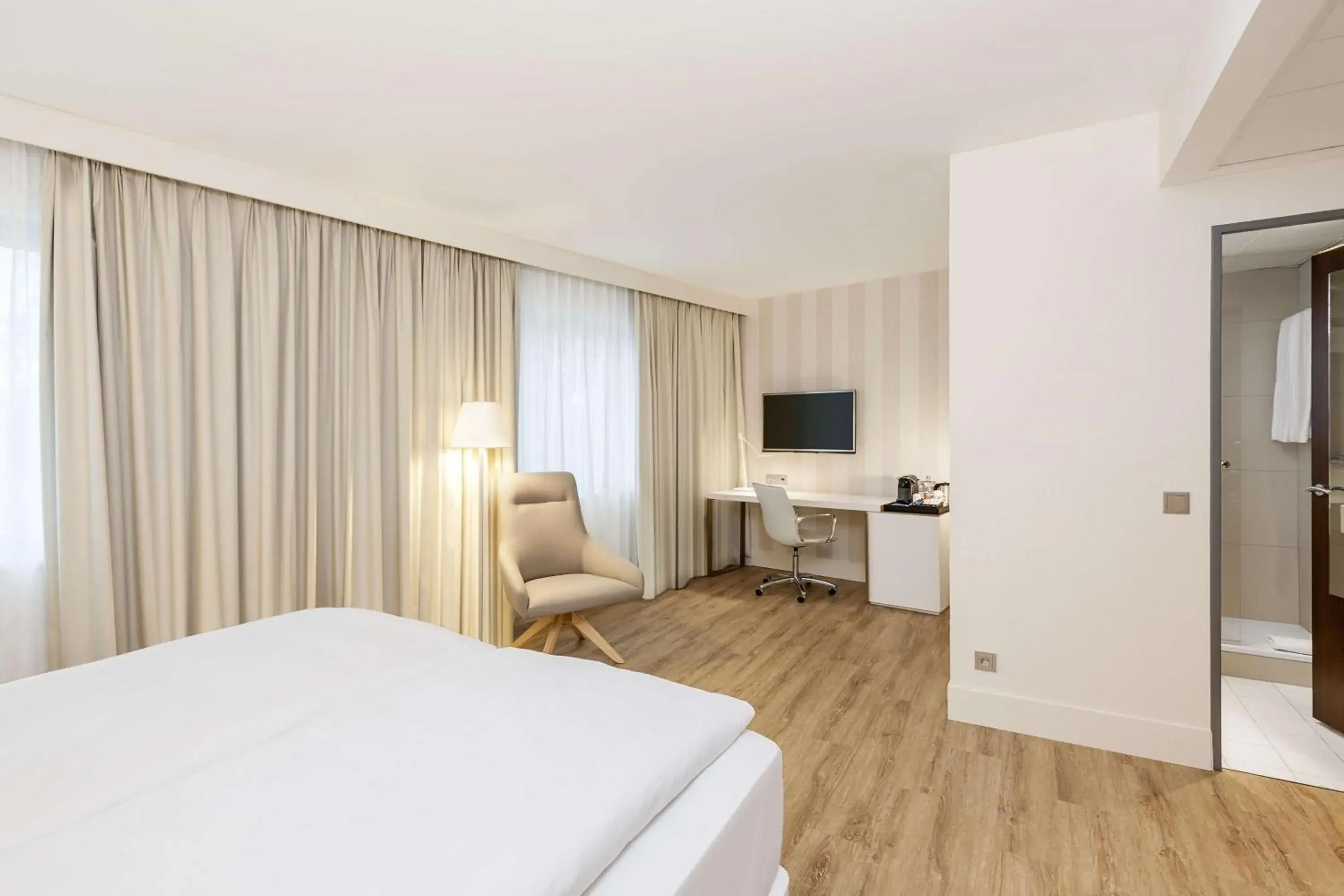 Superior Double Room with Extra Bed (2 Adults + 1 Child) in NH Düsseldorf City Nord Superior Double Room with Extra Bed (2 Adults + 1 Child) in NH Düsseldorf City Nord