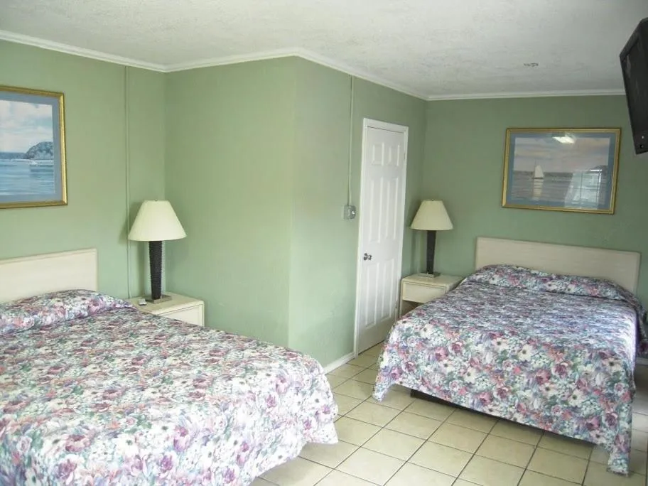 Photo of the whole room, Bed in Bayfront Cottages