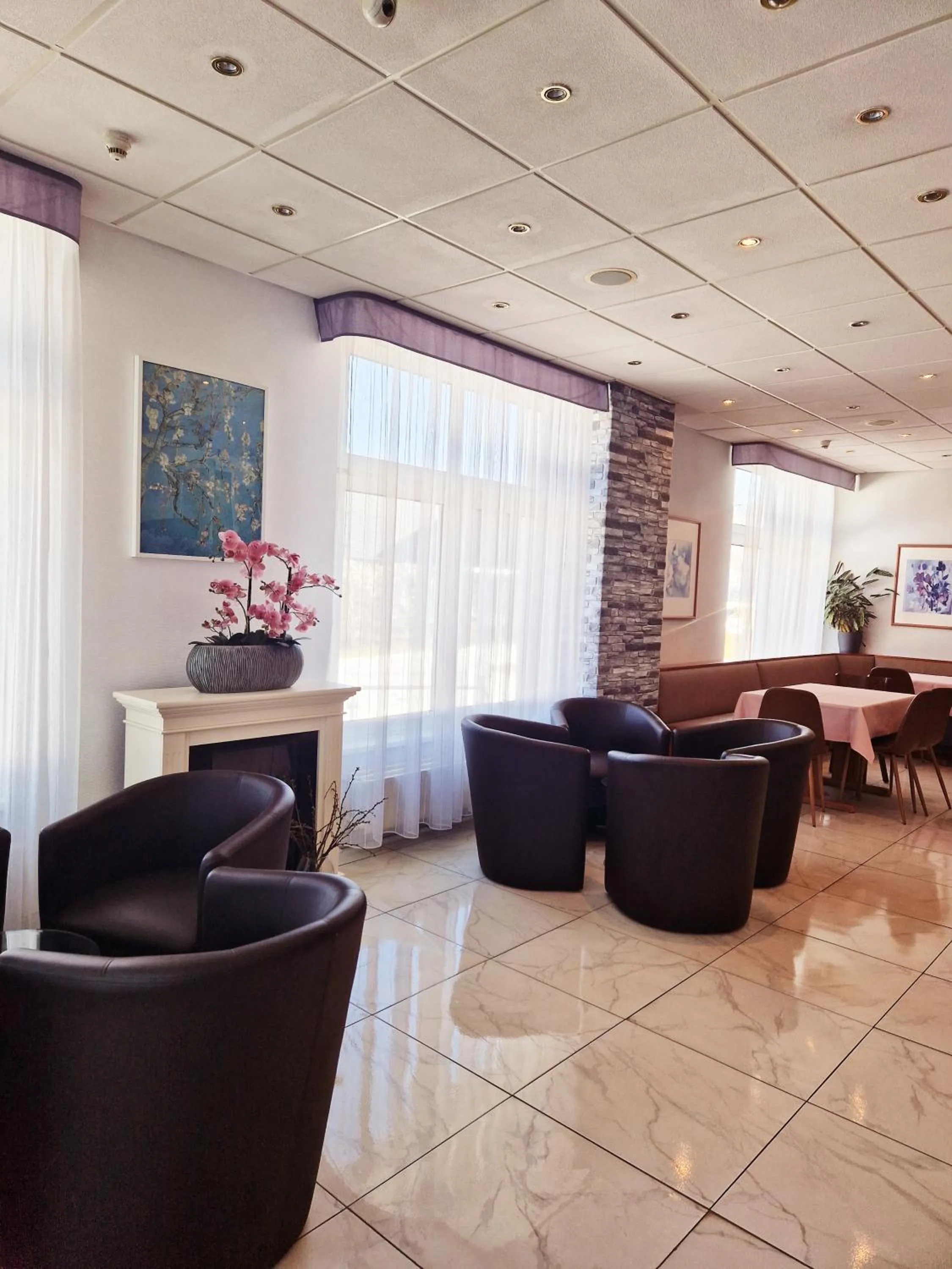 Lobby or reception in Comfort Hotel Bernau