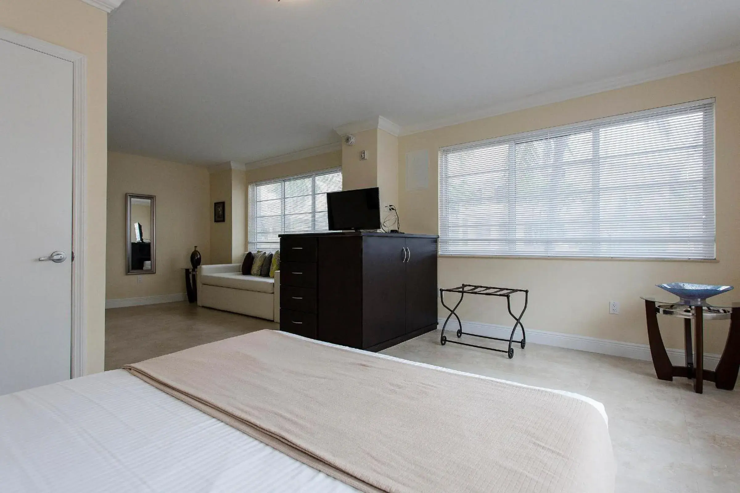 Queen Studio - Disability Access with Bathtub in Westover Arms Hotel Queen Studio - Disability Access with Bathtub in Westover Arms Hotel
