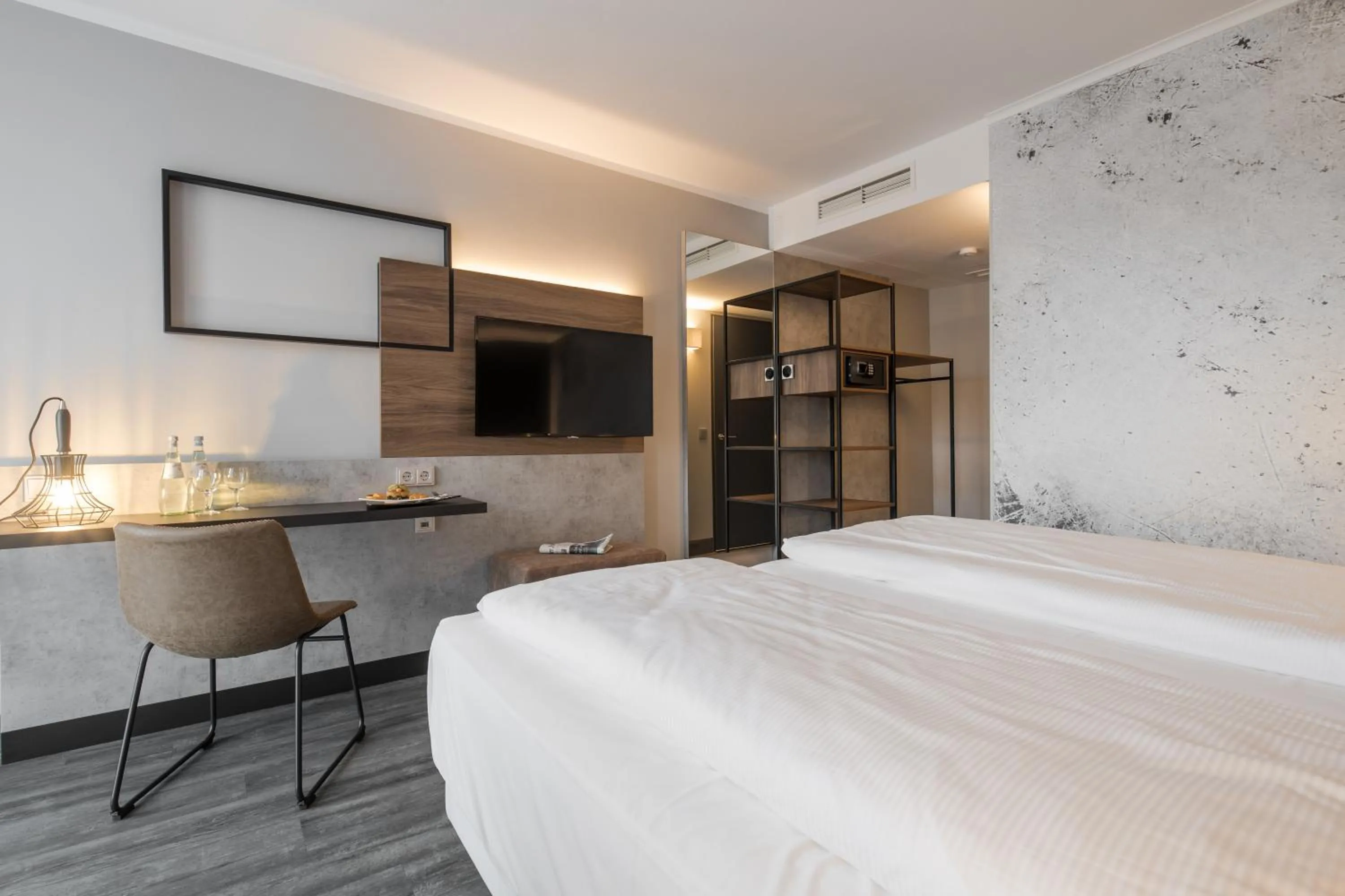 Photo of the whole room, Bed in SCOTTY & PAUL Hotel Deggendorf