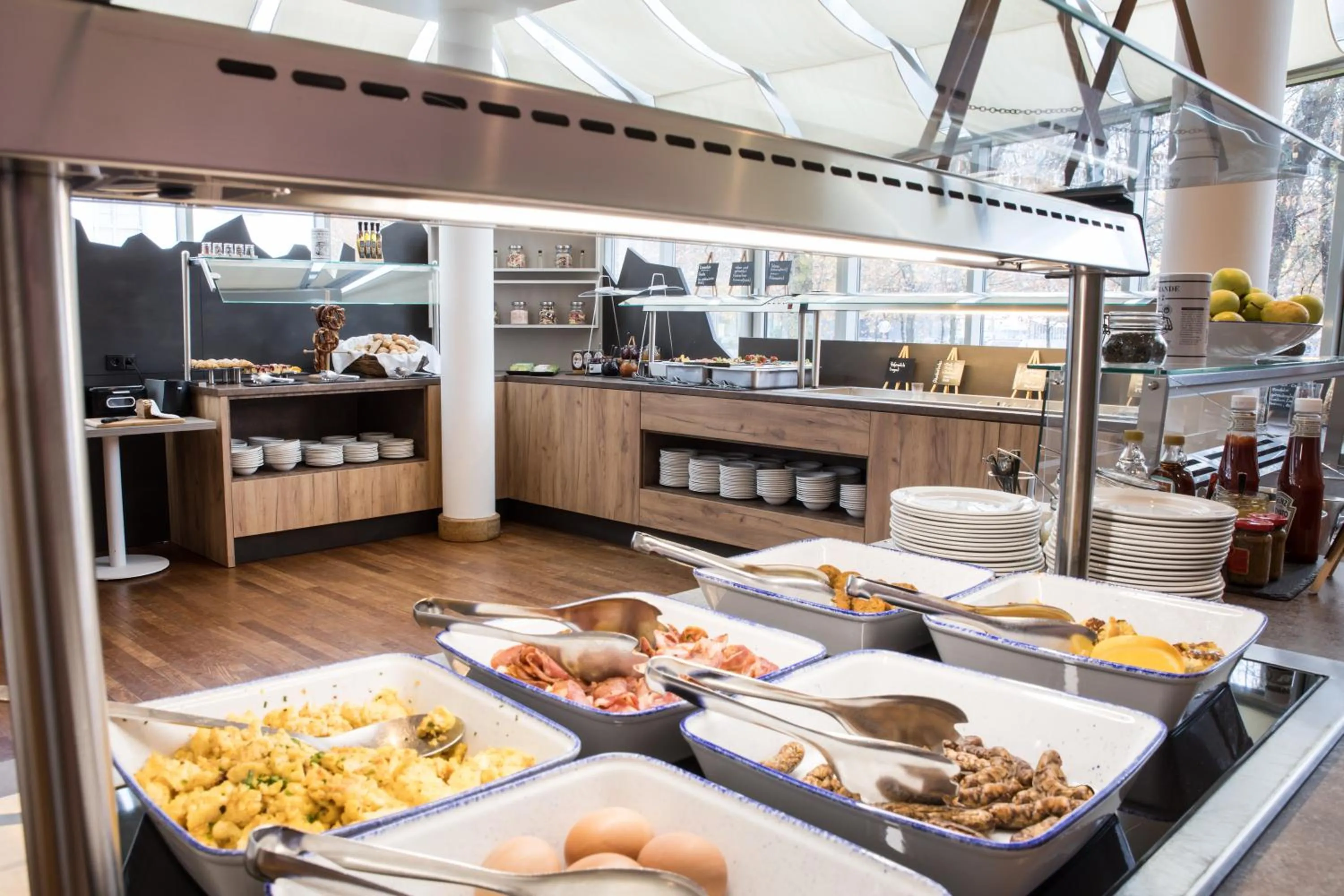 Buffet breakfast in SCOTTY & PAUL Hotel Deggendorf