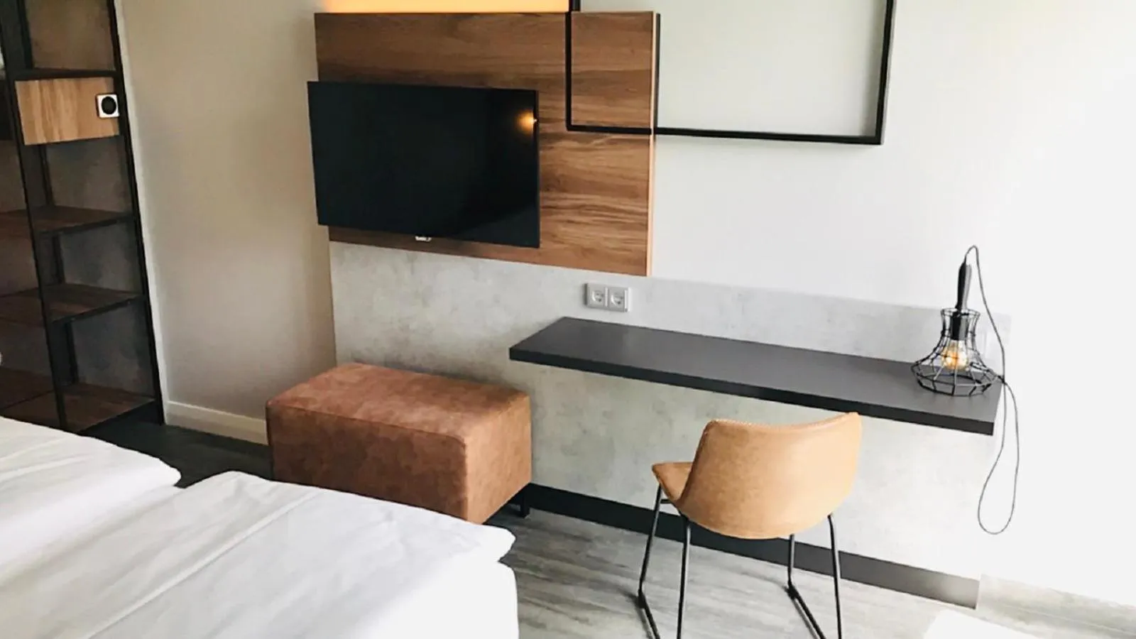 TV and multimedia, Bed in SCOTTY & PAUL Hotel Deggendorf