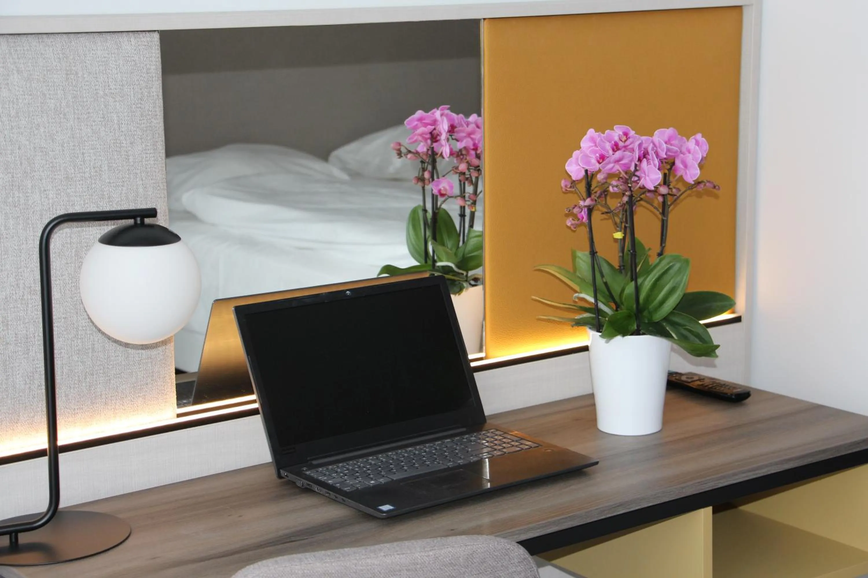 Photo of the whole room, Bed in SCOTTY & PAUL Hotel Deggendorf