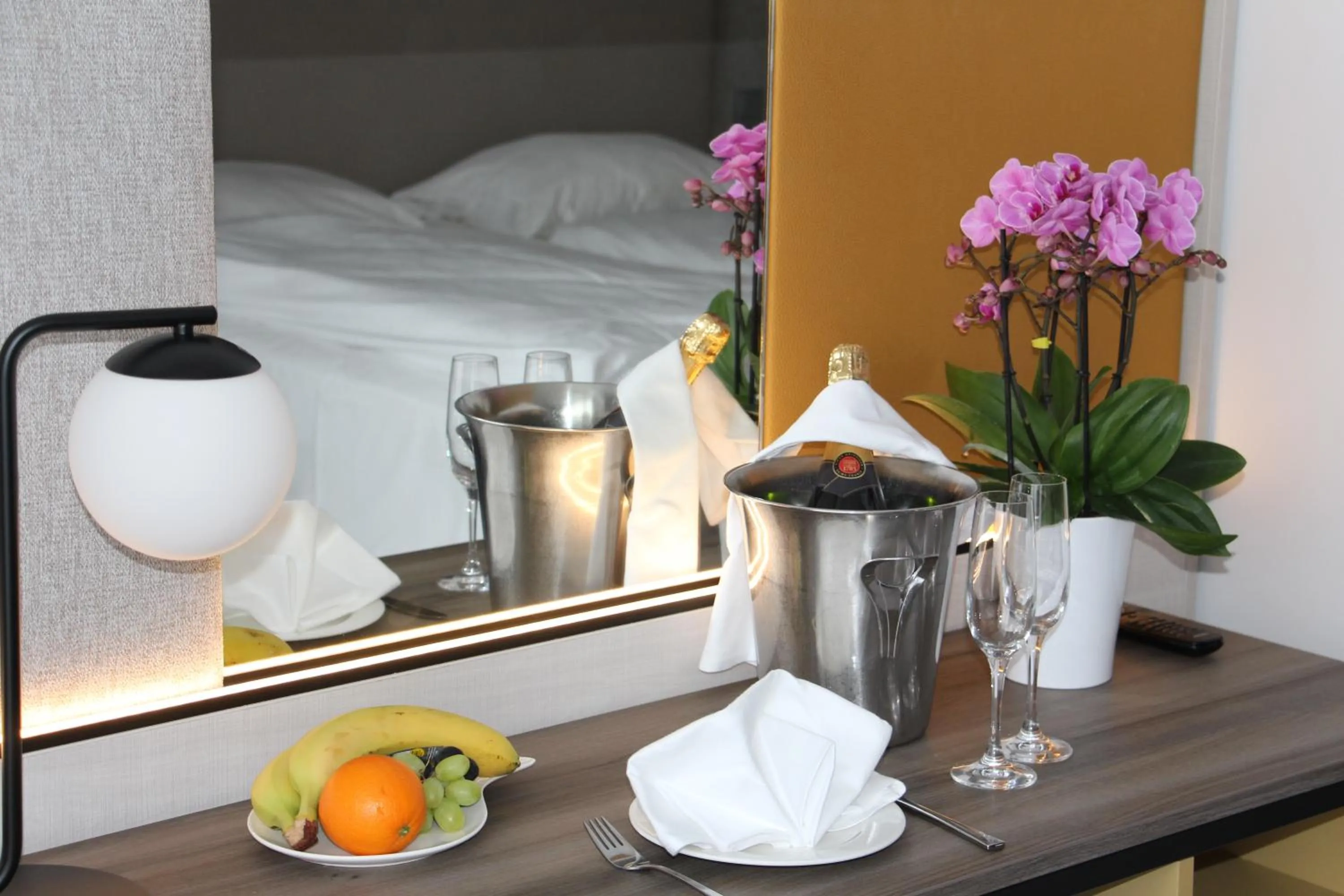 Photo of the whole room, Bed in SCOTTY & PAUL Hotel Deggendorf