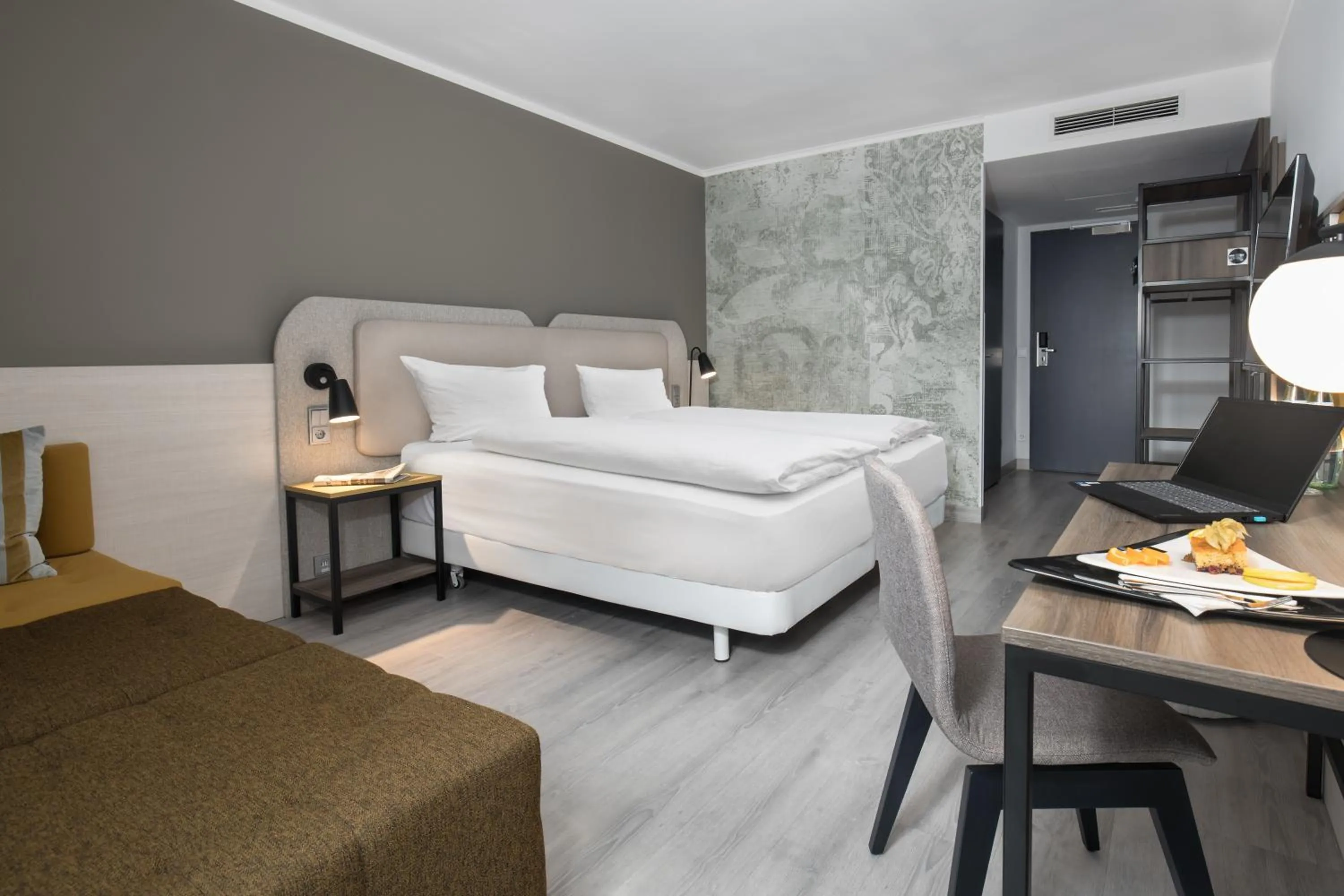 Photo of the whole room, Bed in SCOTTY & PAUL Hotel Deggendorf