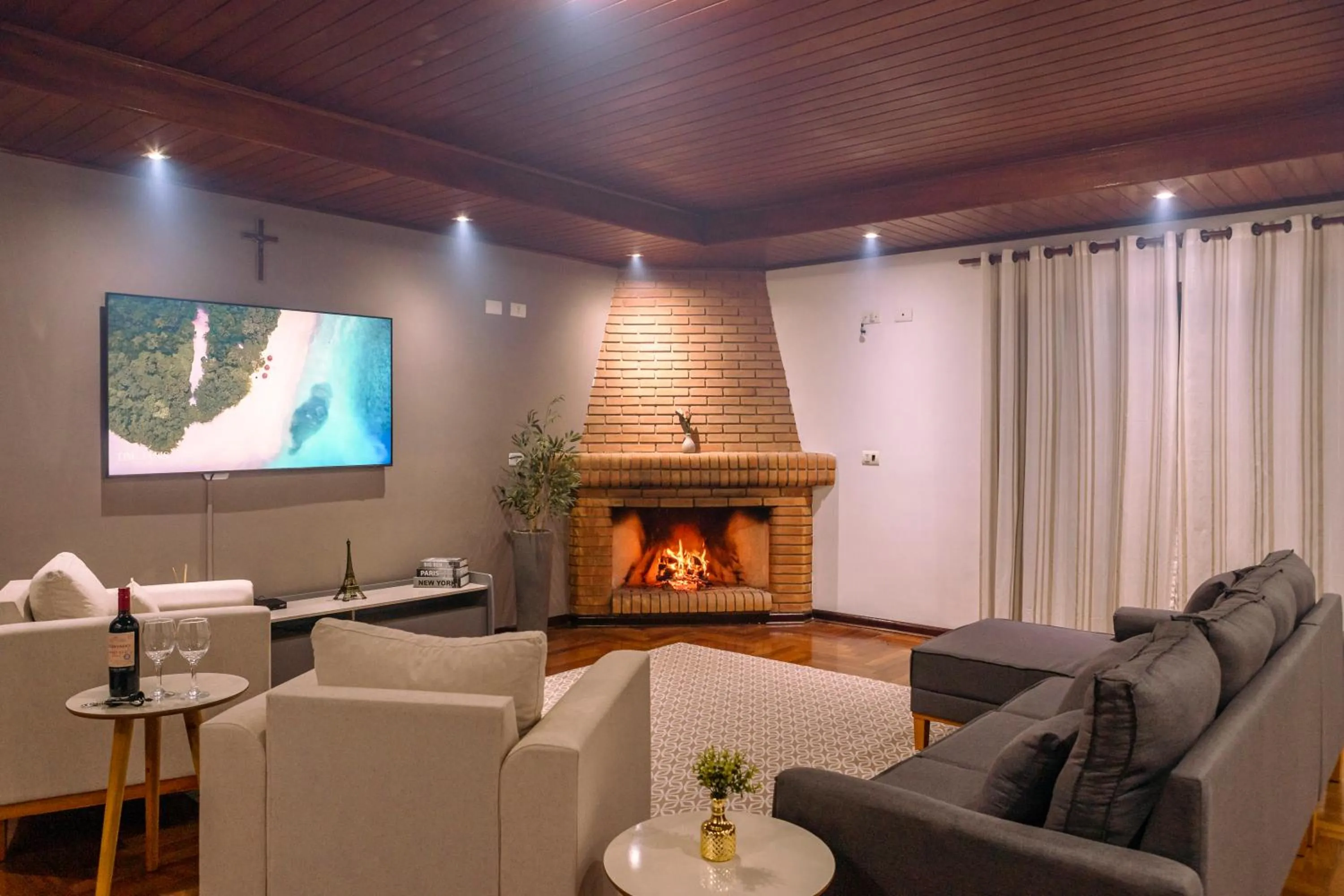 Communal lounge/ TV room in Pousada Portal da Serra