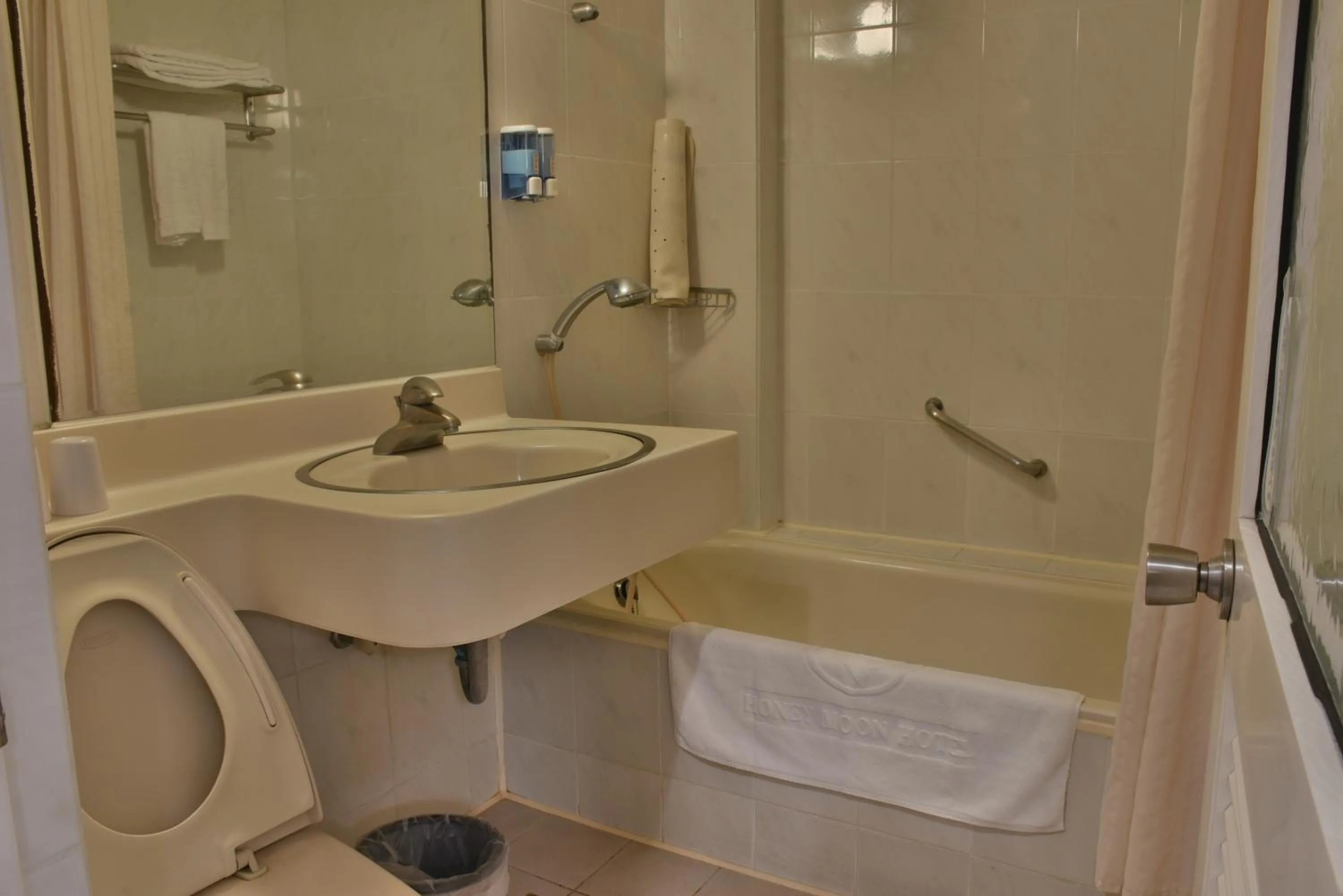 Shower in Honey Moon Hotel