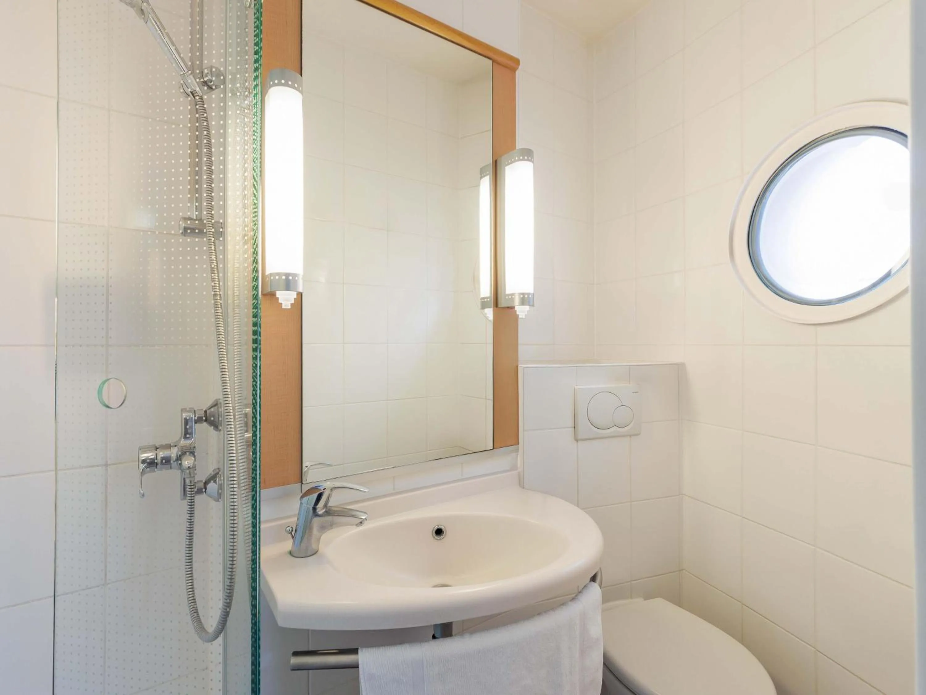 Shower in B&B Hotel Essen-Hbf