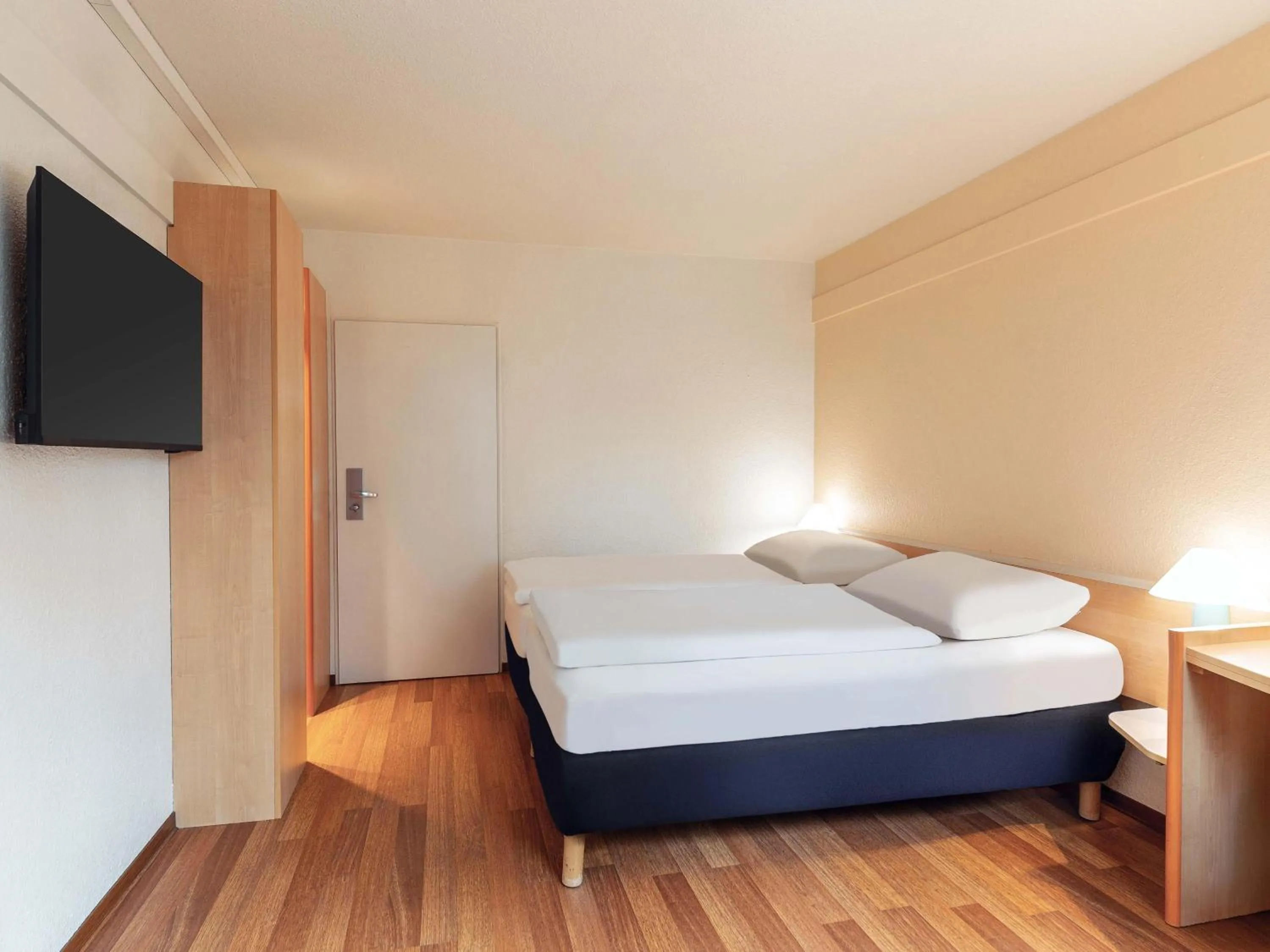 Photo of the whole room, Bed in B&B Hotel Essen-Hbf