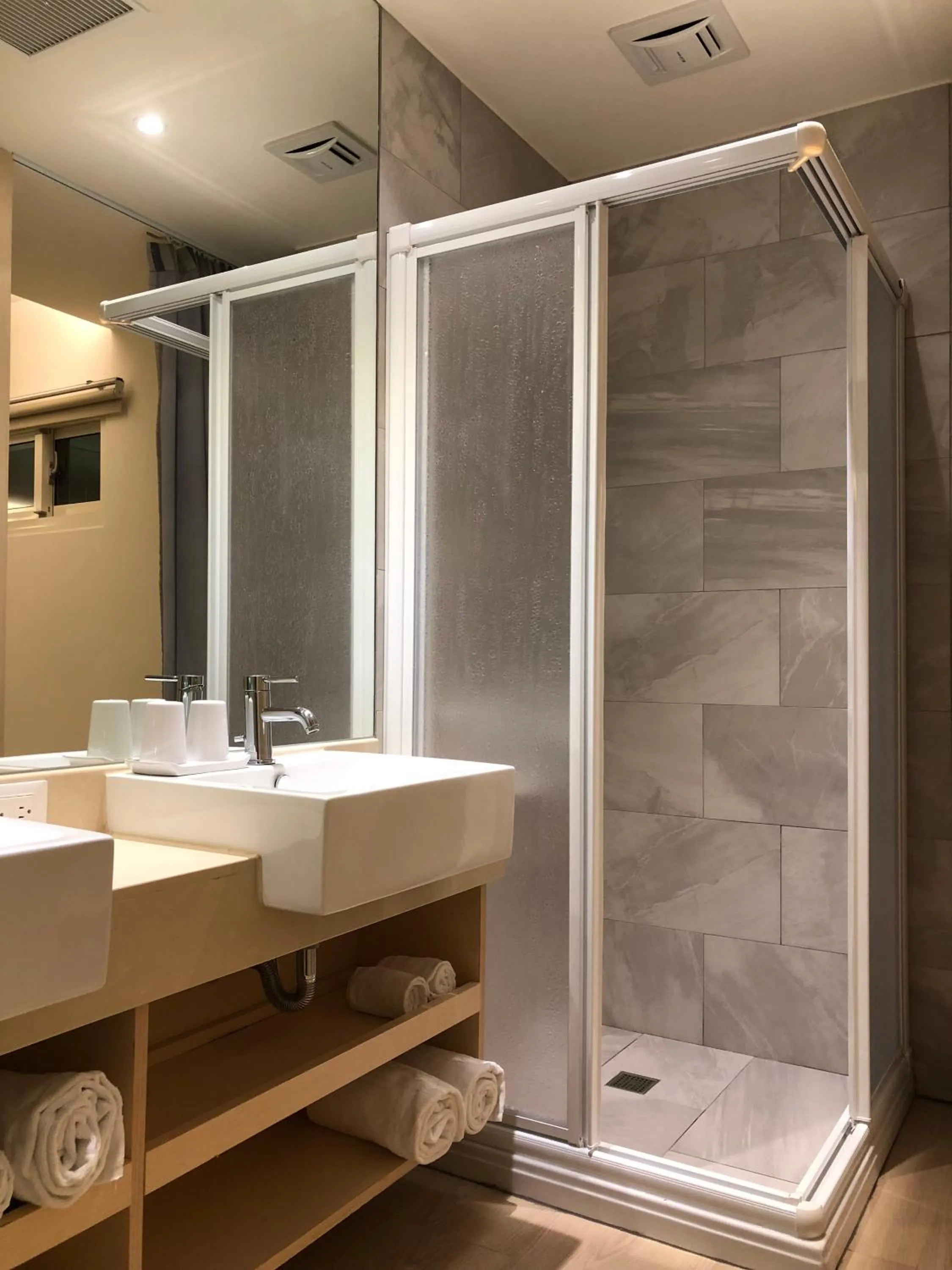 Shower in Crystal Inn Sun Moon Lake