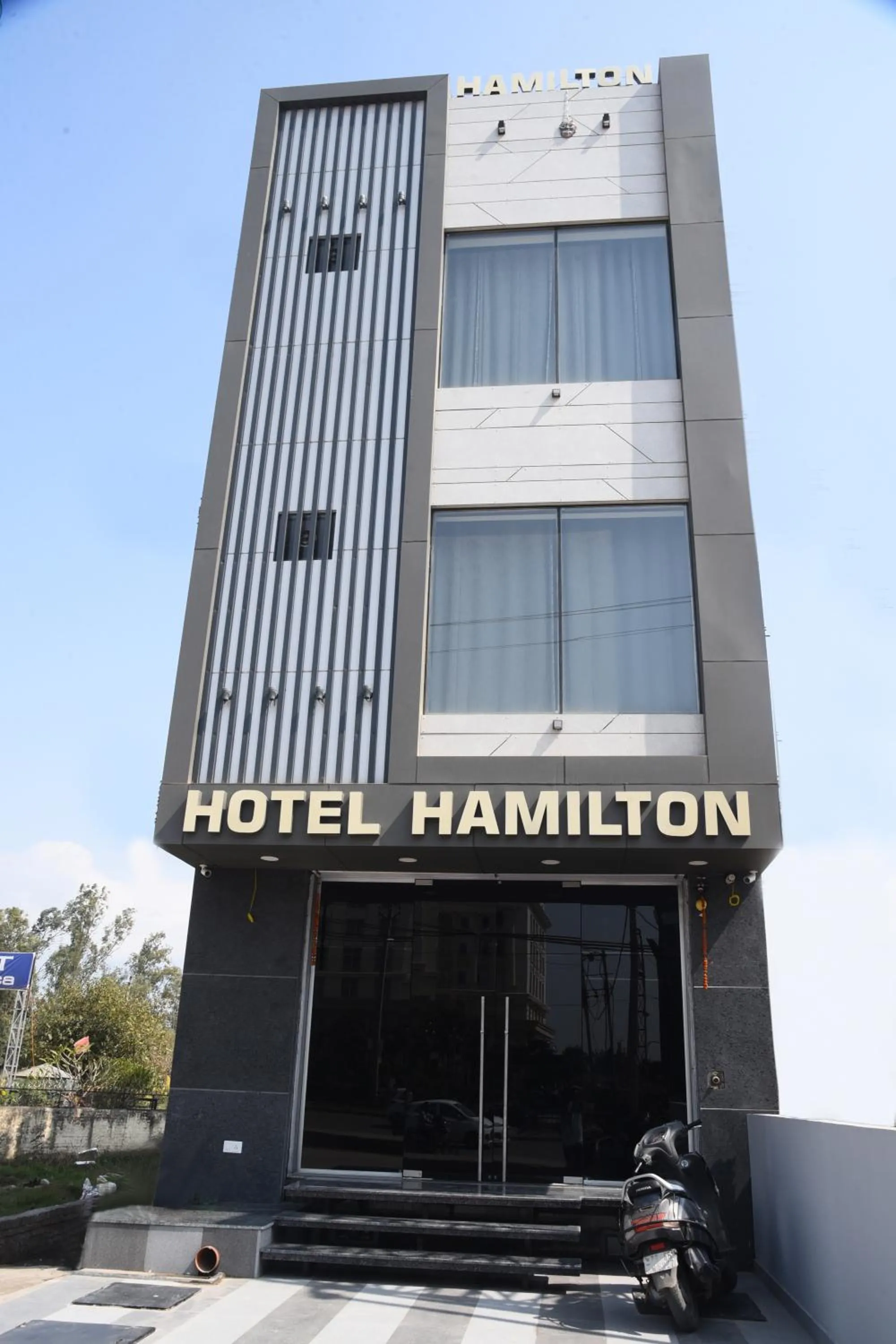 Property building in Hotel Hamilton