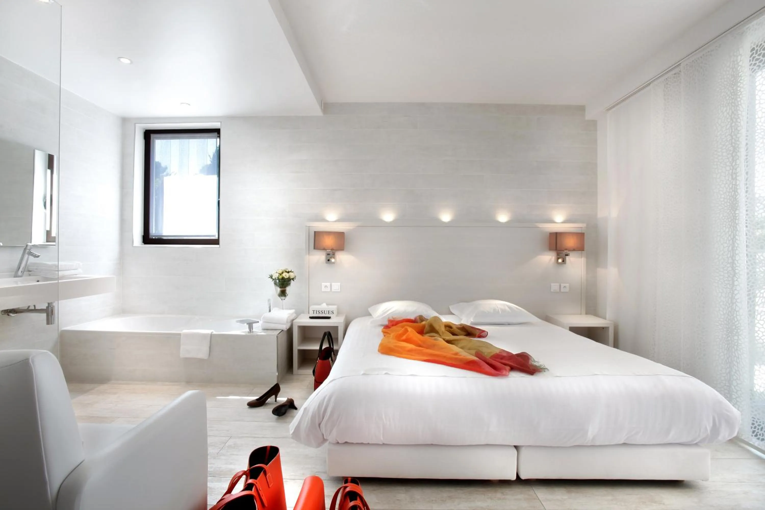 Bathroom, Bed in Seventeen Hotel