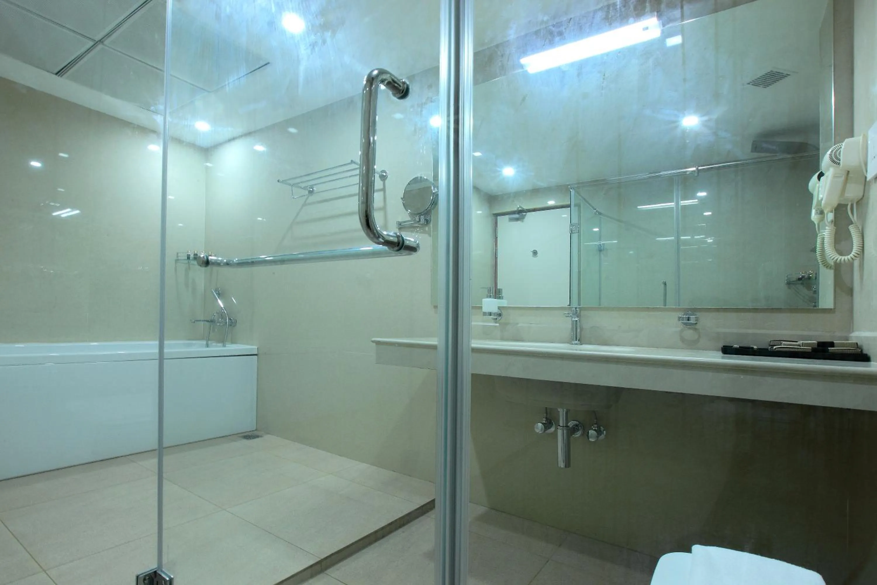 Shower in Tribute Royale