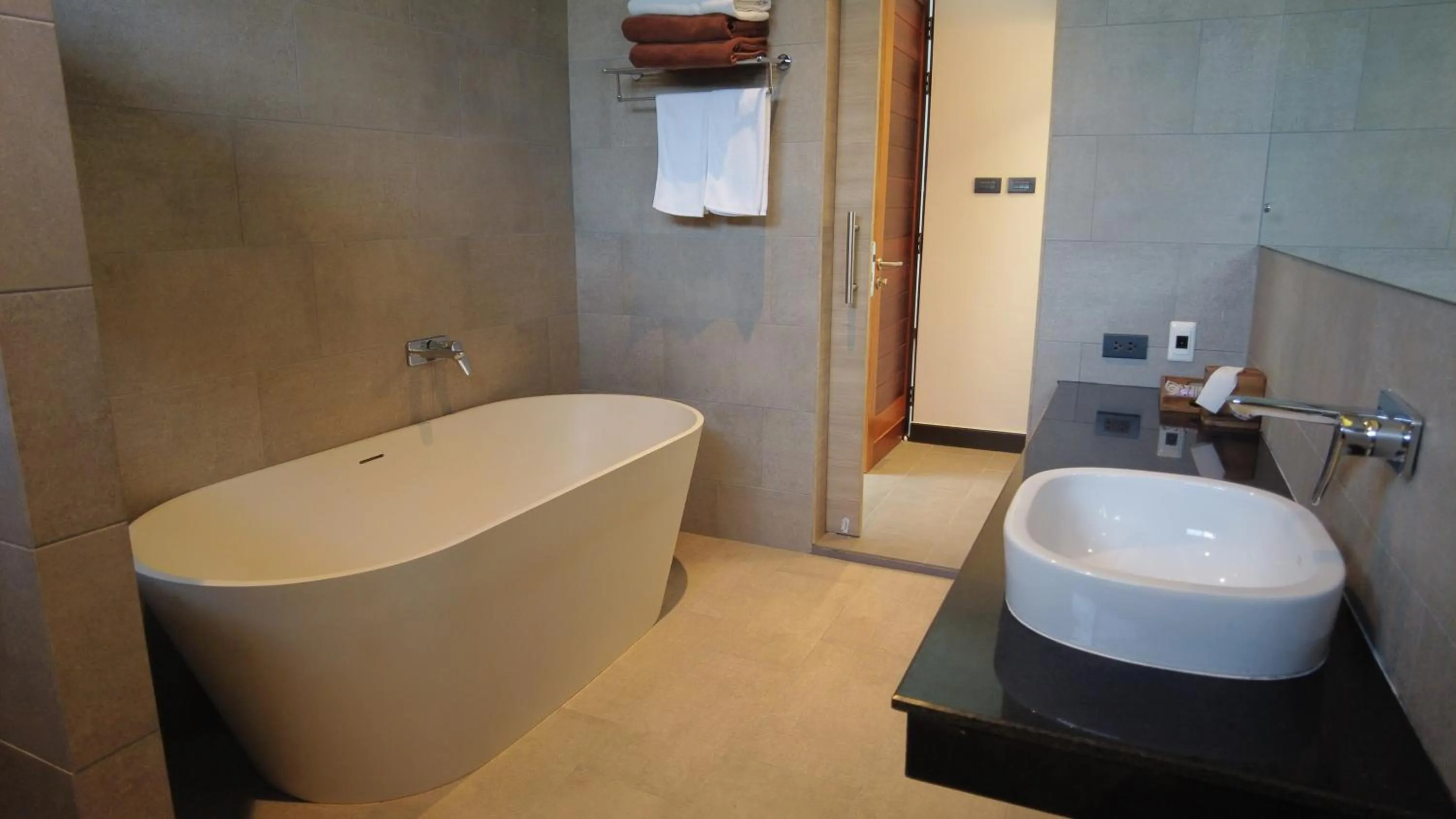 Hot Tub in Toledo Pool Villa