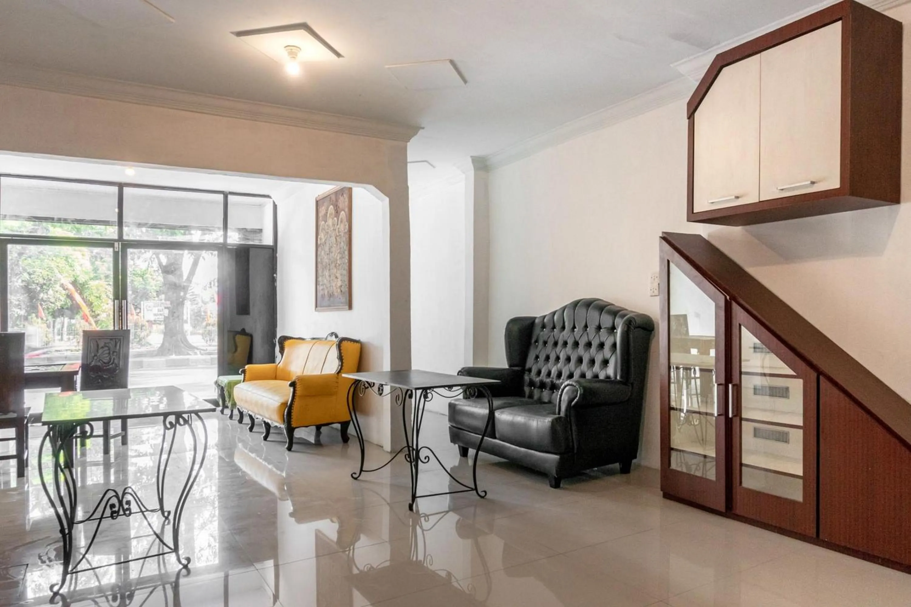 Living room in RedDoorz near Manhattan Times Square Medan 2