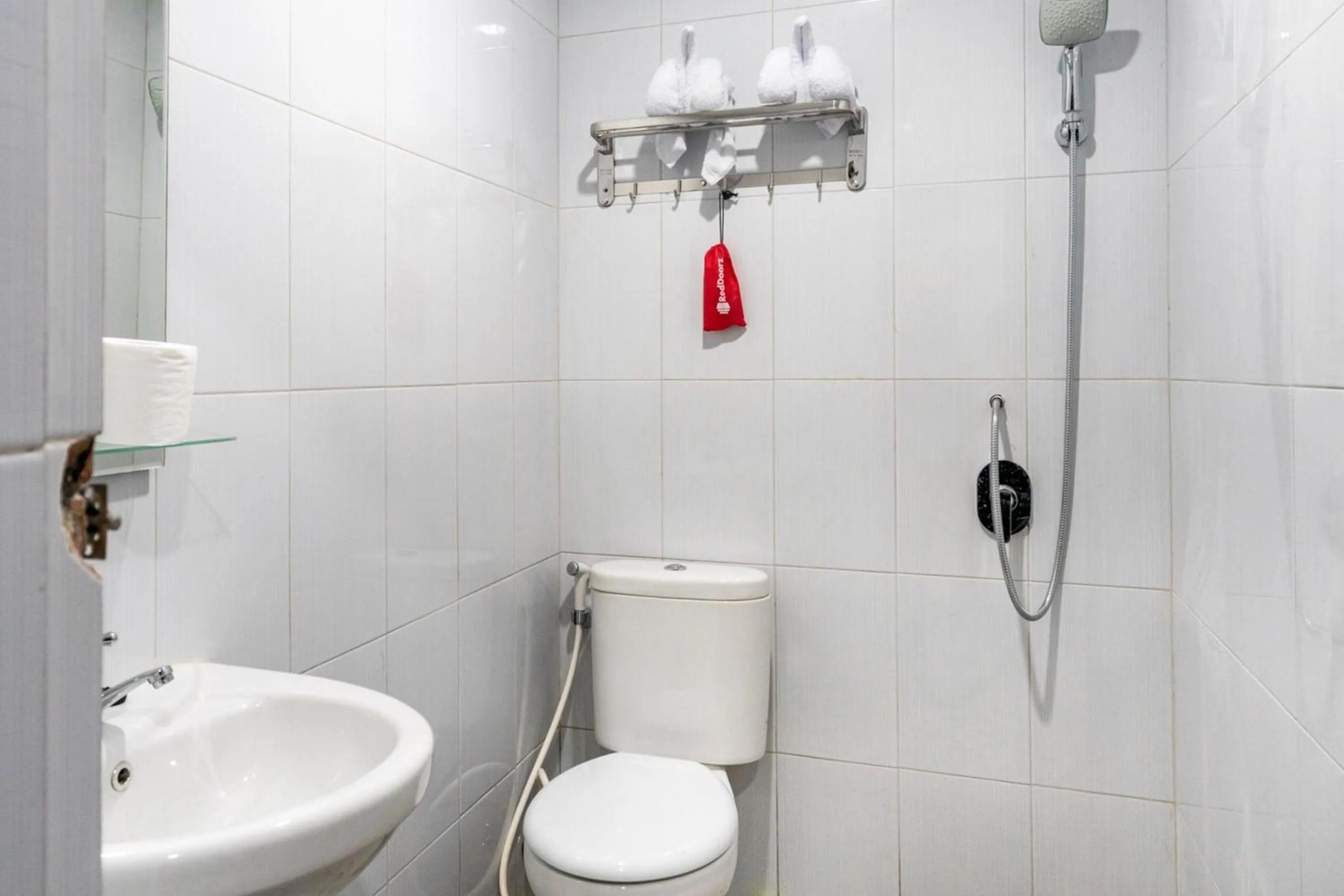 Bathroom in RedDoorz near Manhattan Times Square Medan 2